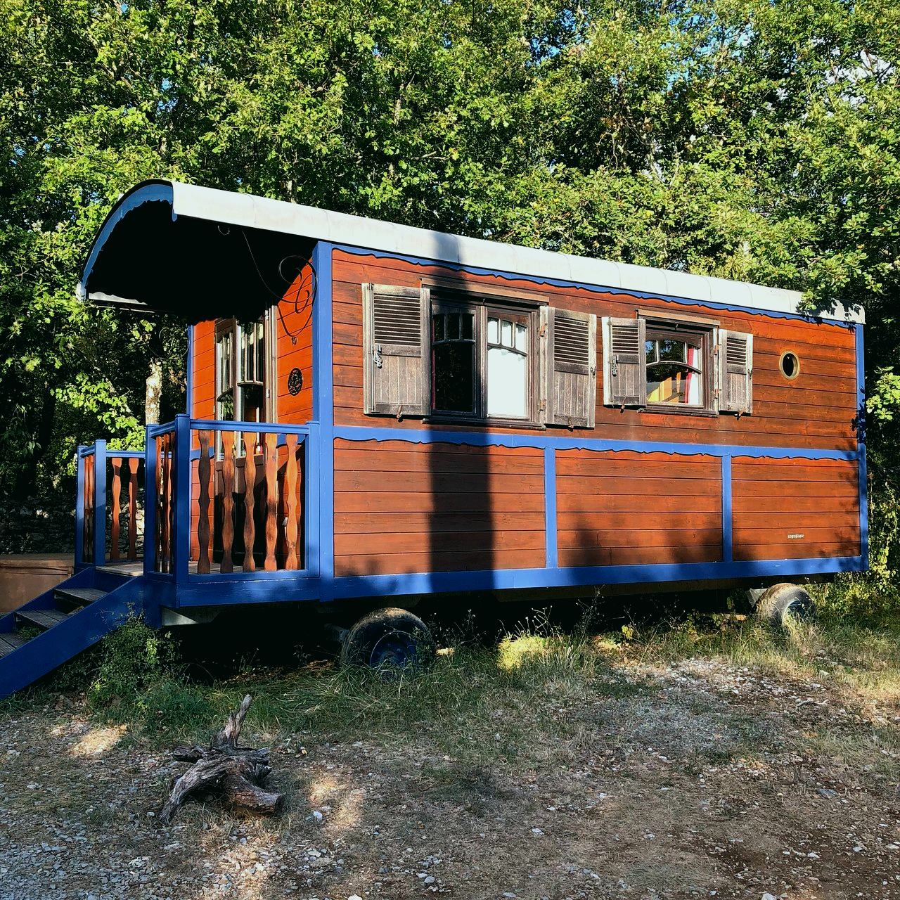 Roulotte gîte deluxe avec spa en option : une escapade sensorielle en Rhône-Alpes à Vogüé — chambre