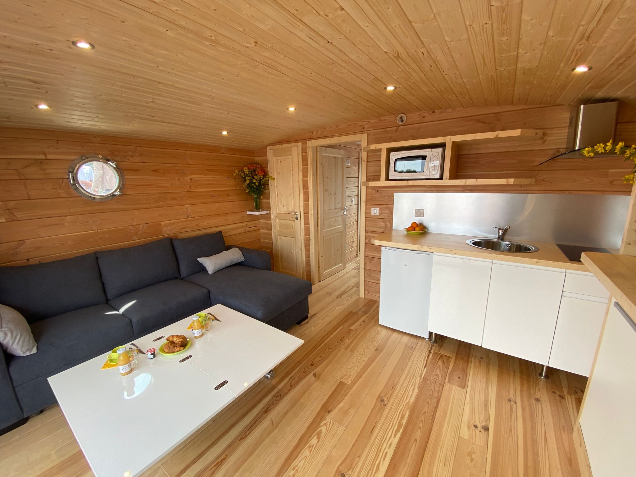 Lodge Boat : une cabane sur l'eau en Limousin à Peyrat Le Chateau — chambre