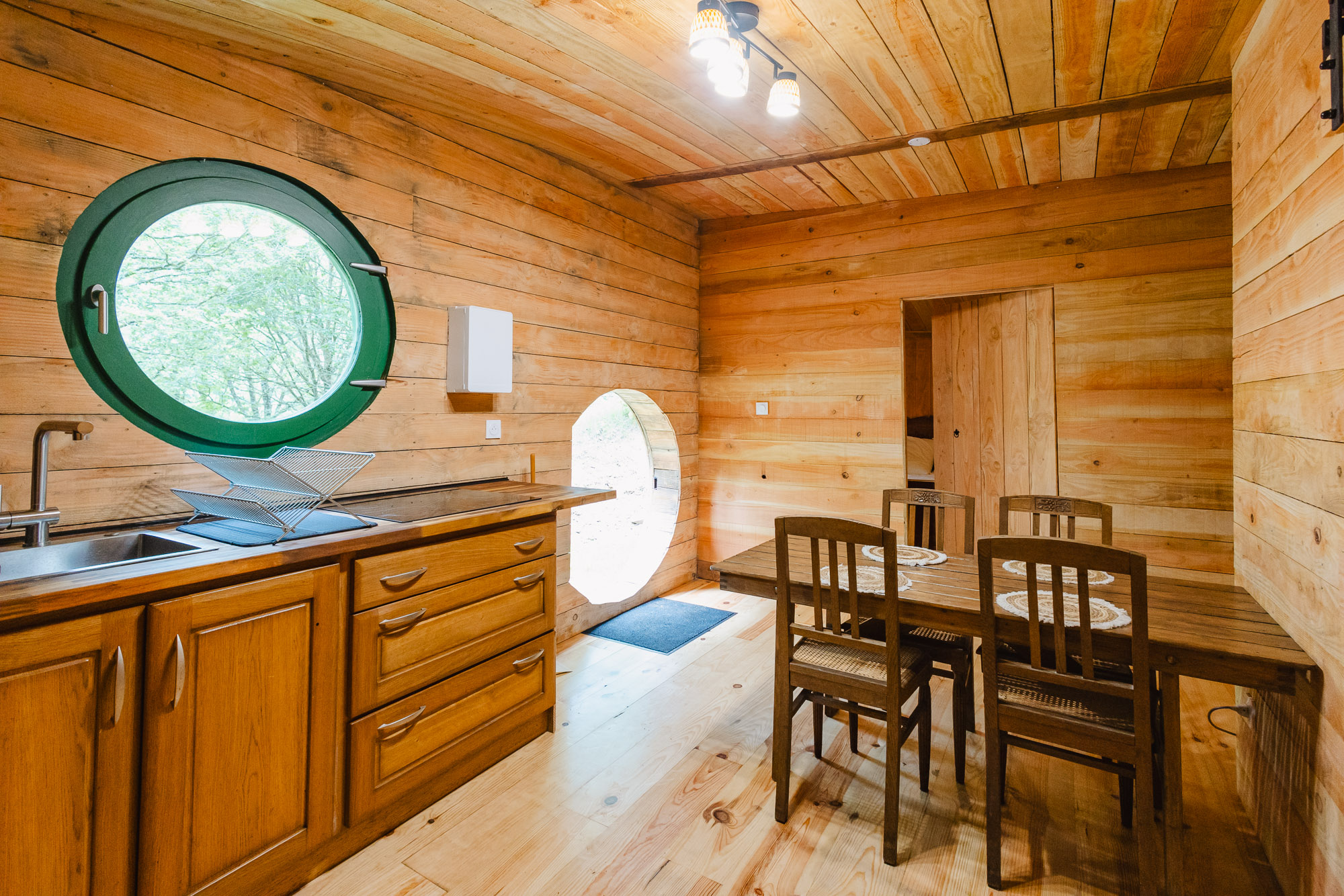 La cabane de Léna : une maison de hobbit en Bretagne à Plumeliau — salle de bain
