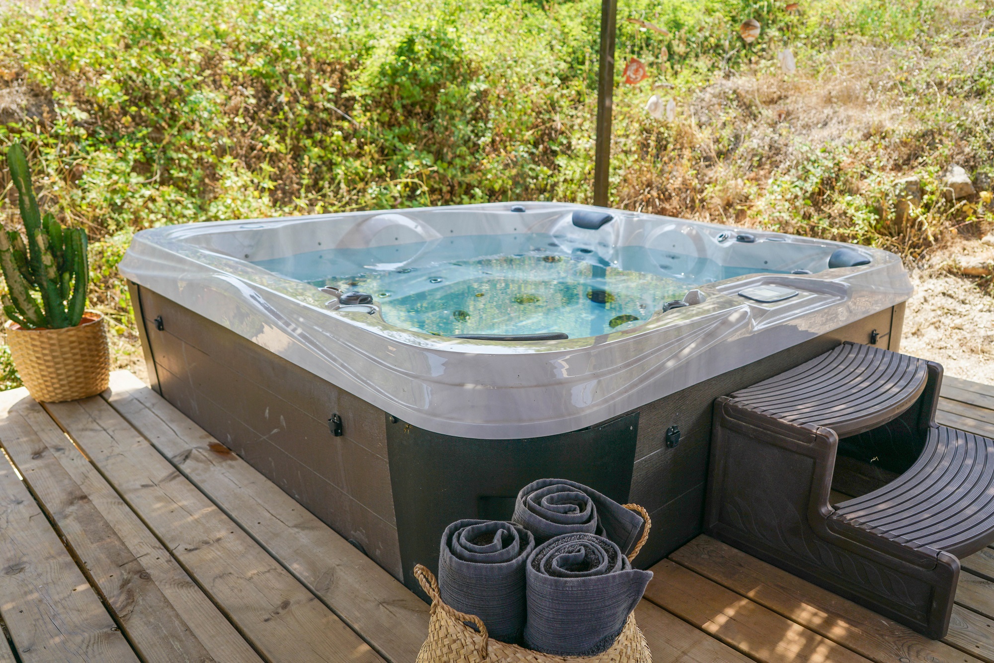 Évasion bohème : cabane avec spa privatif en Provence à Saint-Maximin-La-Sainte-Baume — environnement naturel