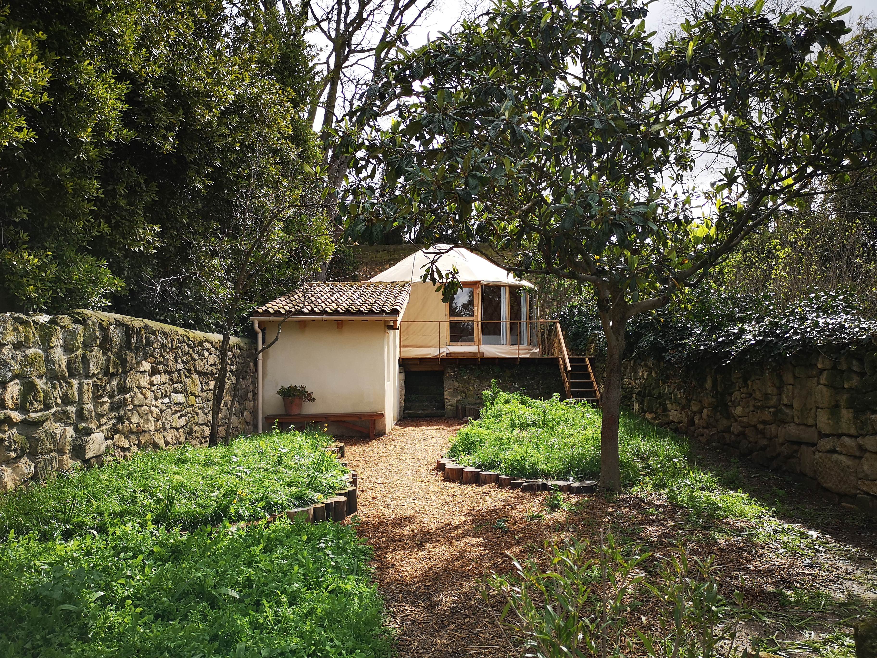 Yourte au coeur du village de Fontvieille — Nuit authentique en Provence à Fontvieille — espace de vie