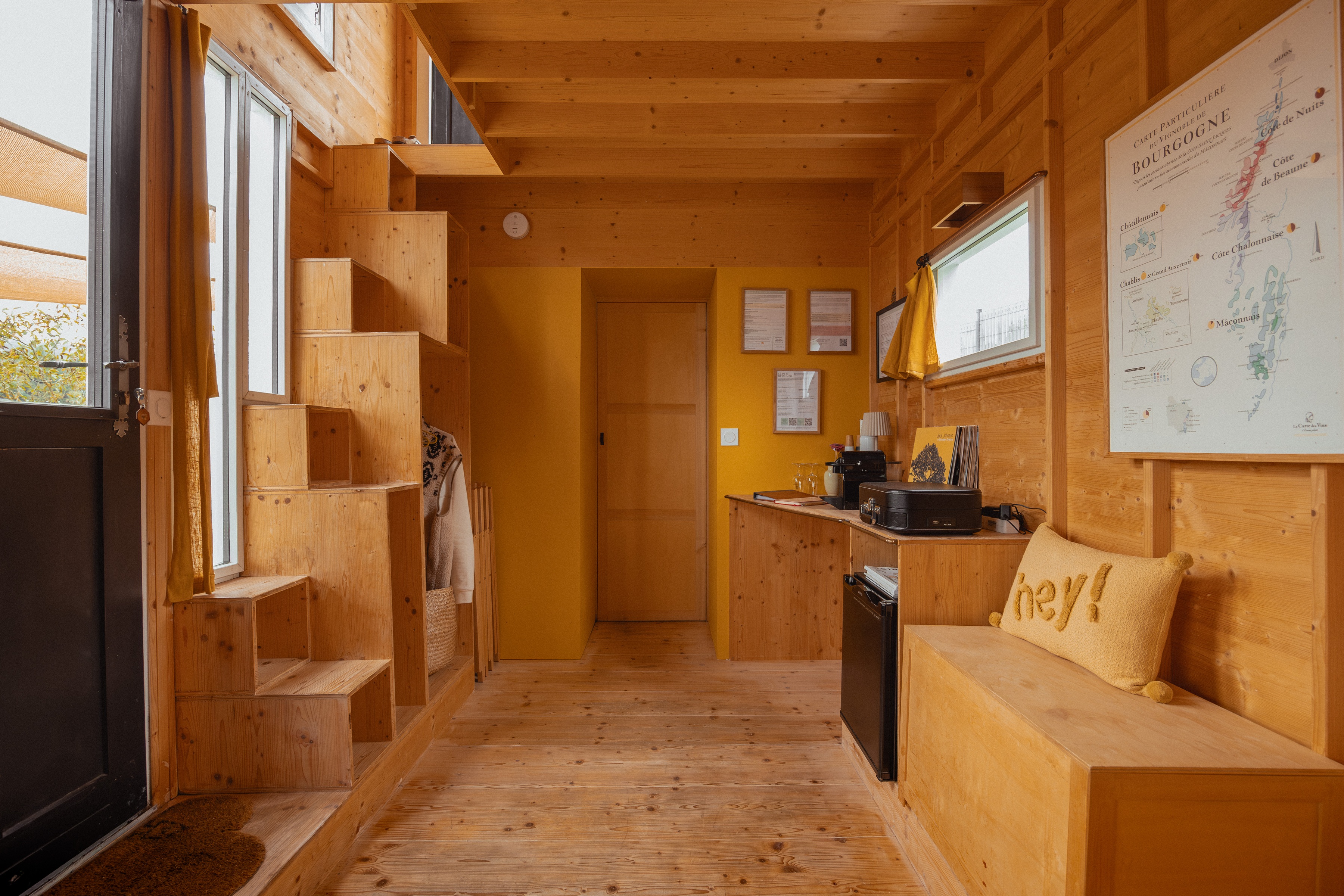 Cabotte Jaune & Spa — Tiny House avec terrasse à Saône-et-Loire à Genouilly — espace de vie