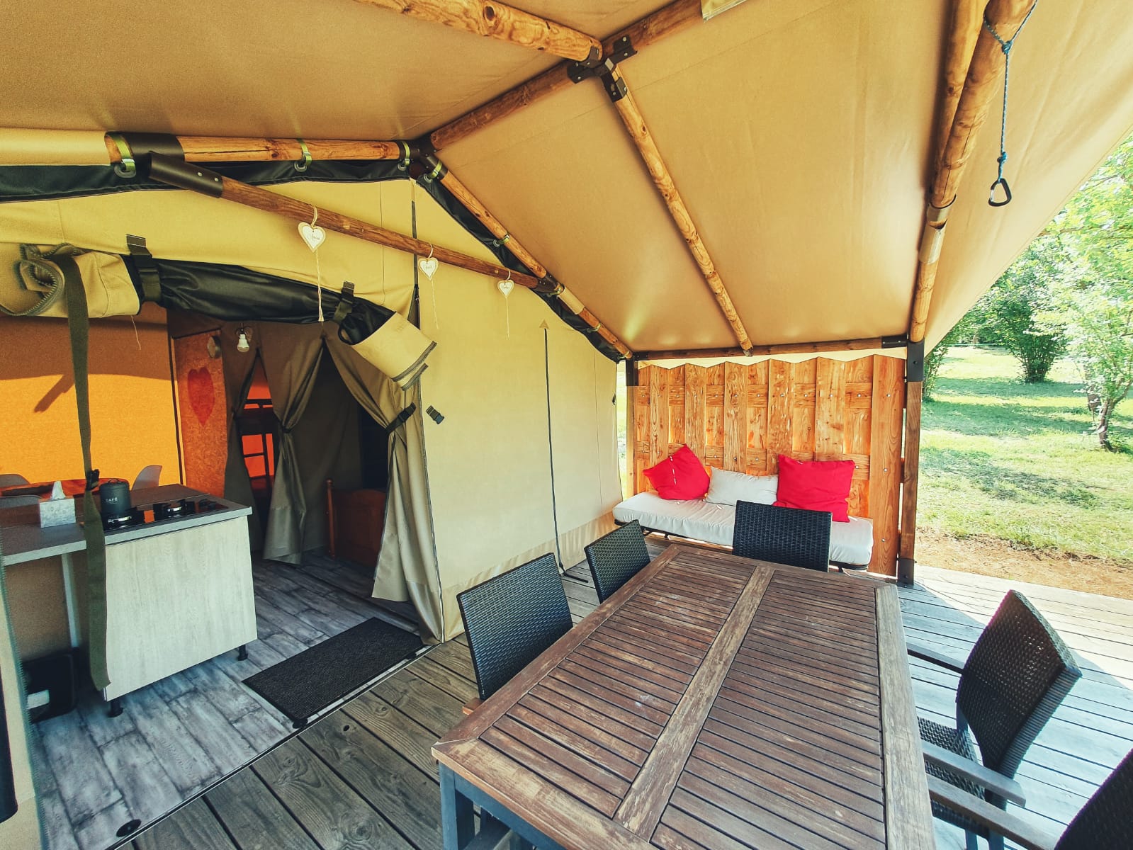 Tente Lodge Cerise : une immersion au cœur de la nature à Dun — environnement naturel