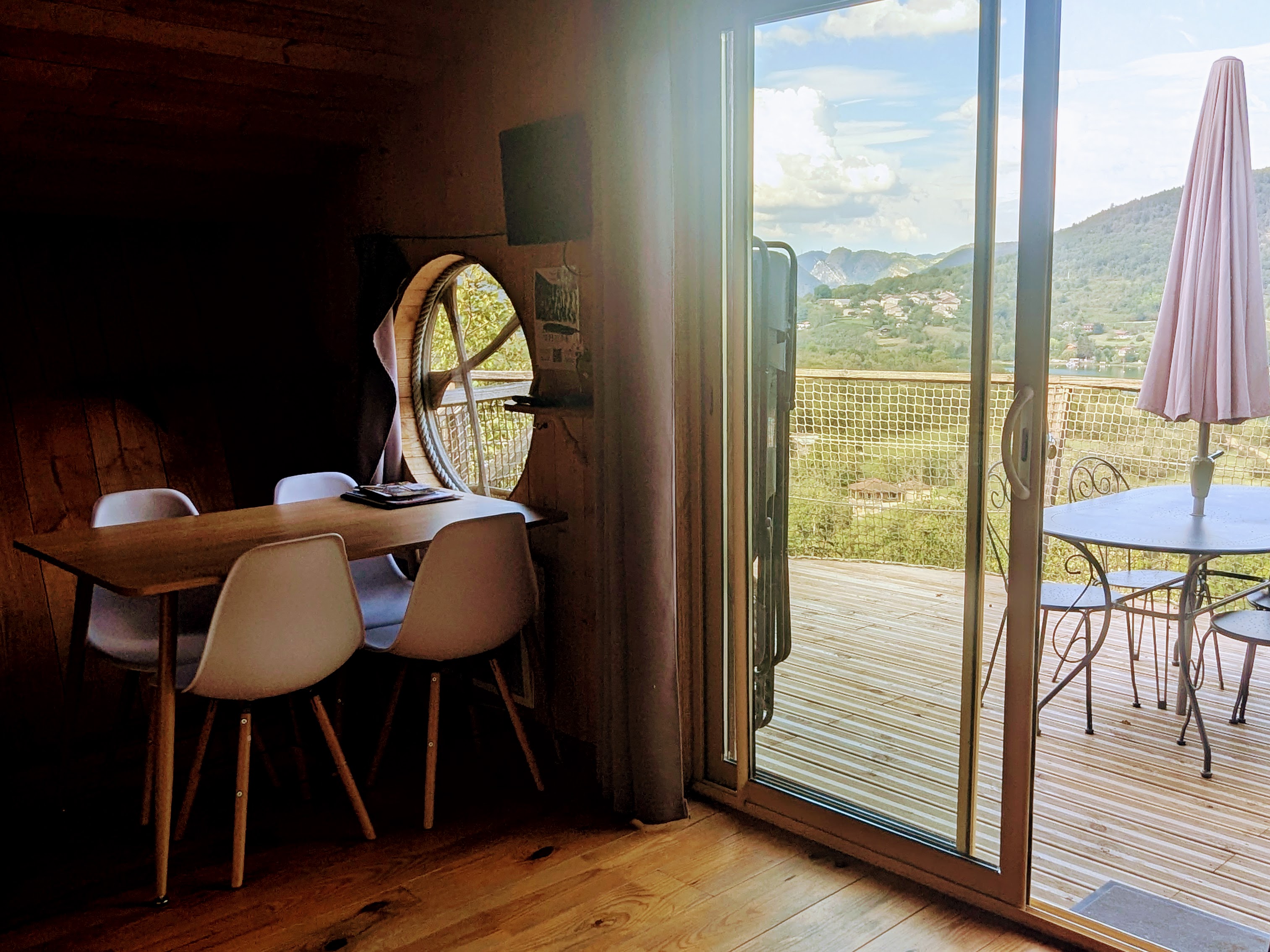 La Genévrière : une cabane sur pilotis au cœur de la nature à Serrières-Sur-Ain — cuisine