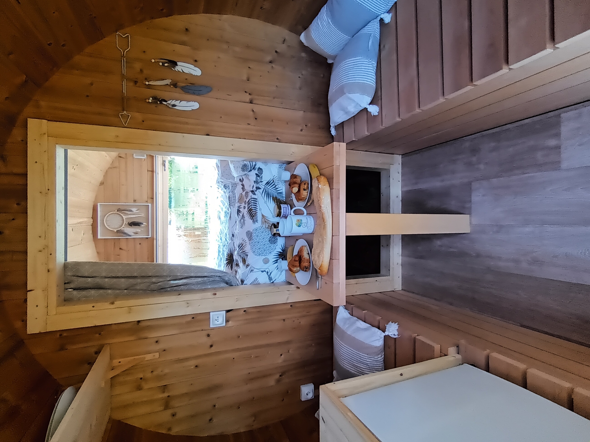 Le Tonneau — Nuit insolite avec spa à 2 en Aube à Troyes — espace de vie