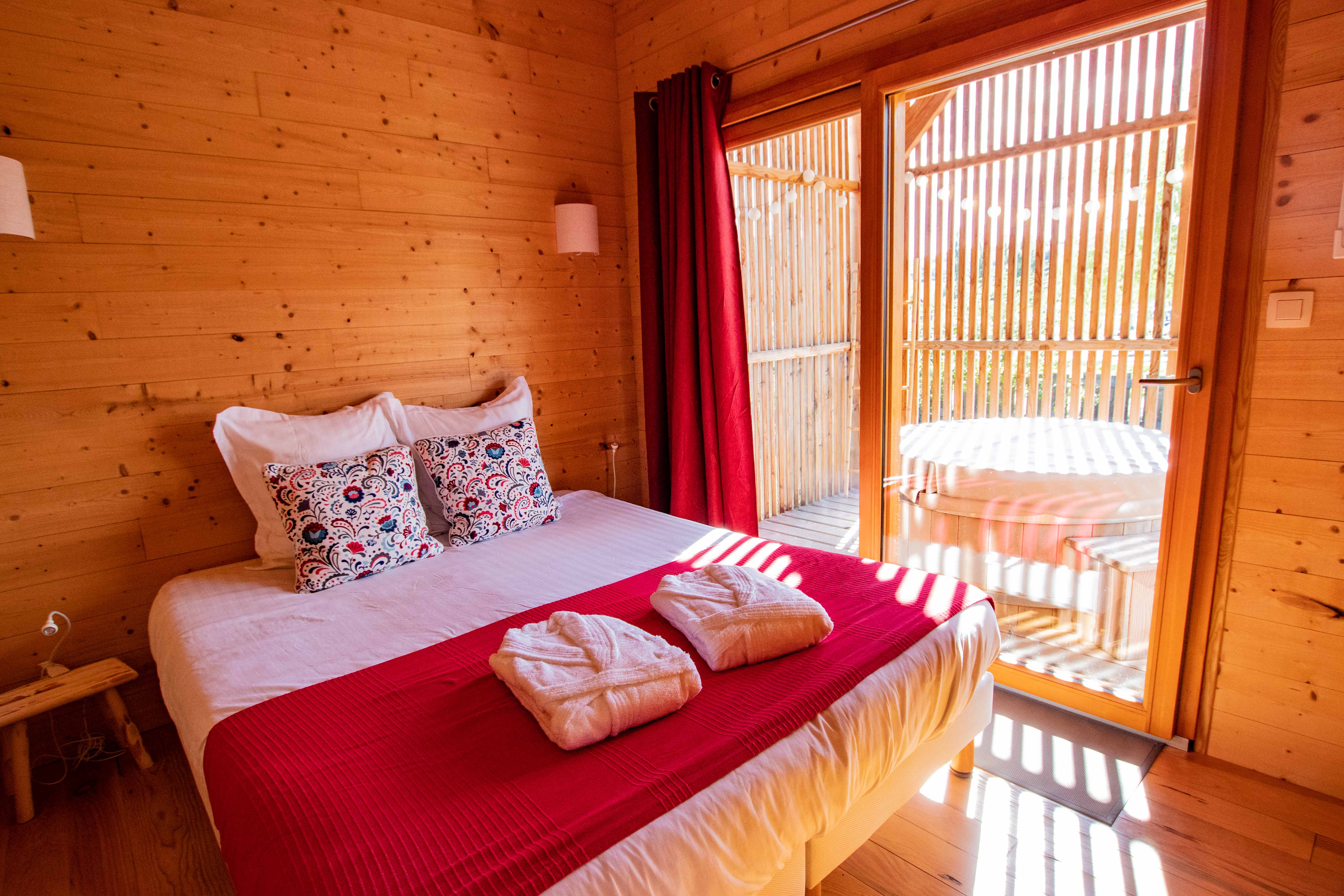 Tente-Lodge Via Rhôna : une immersion au cœur de la nature à Virignin — détail architectural