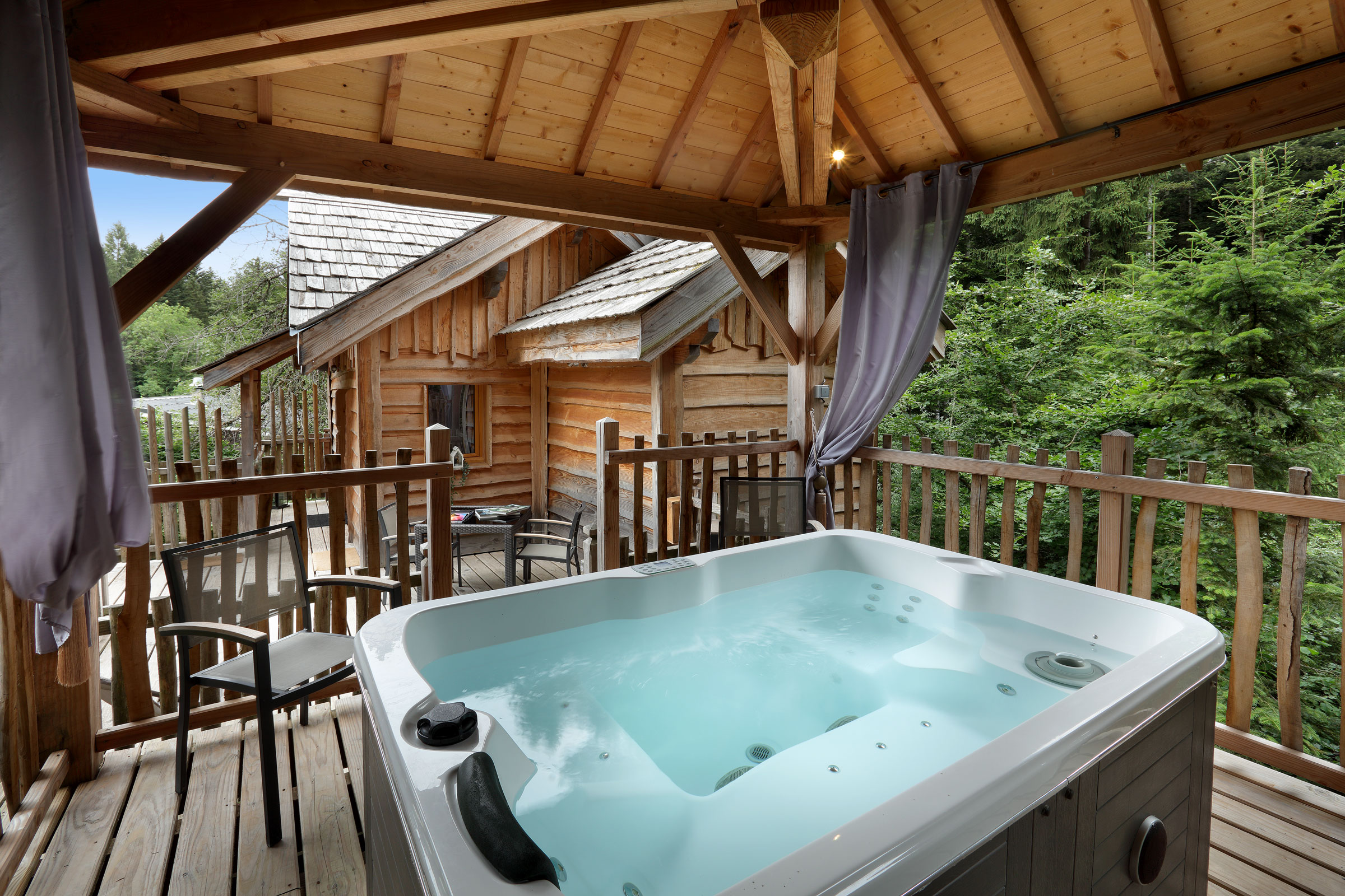 Lodge Confort Spa — Cabane dans les arbres avec jacuzzi à Haute-Savoie — Cabane dans les arbres à Larringes