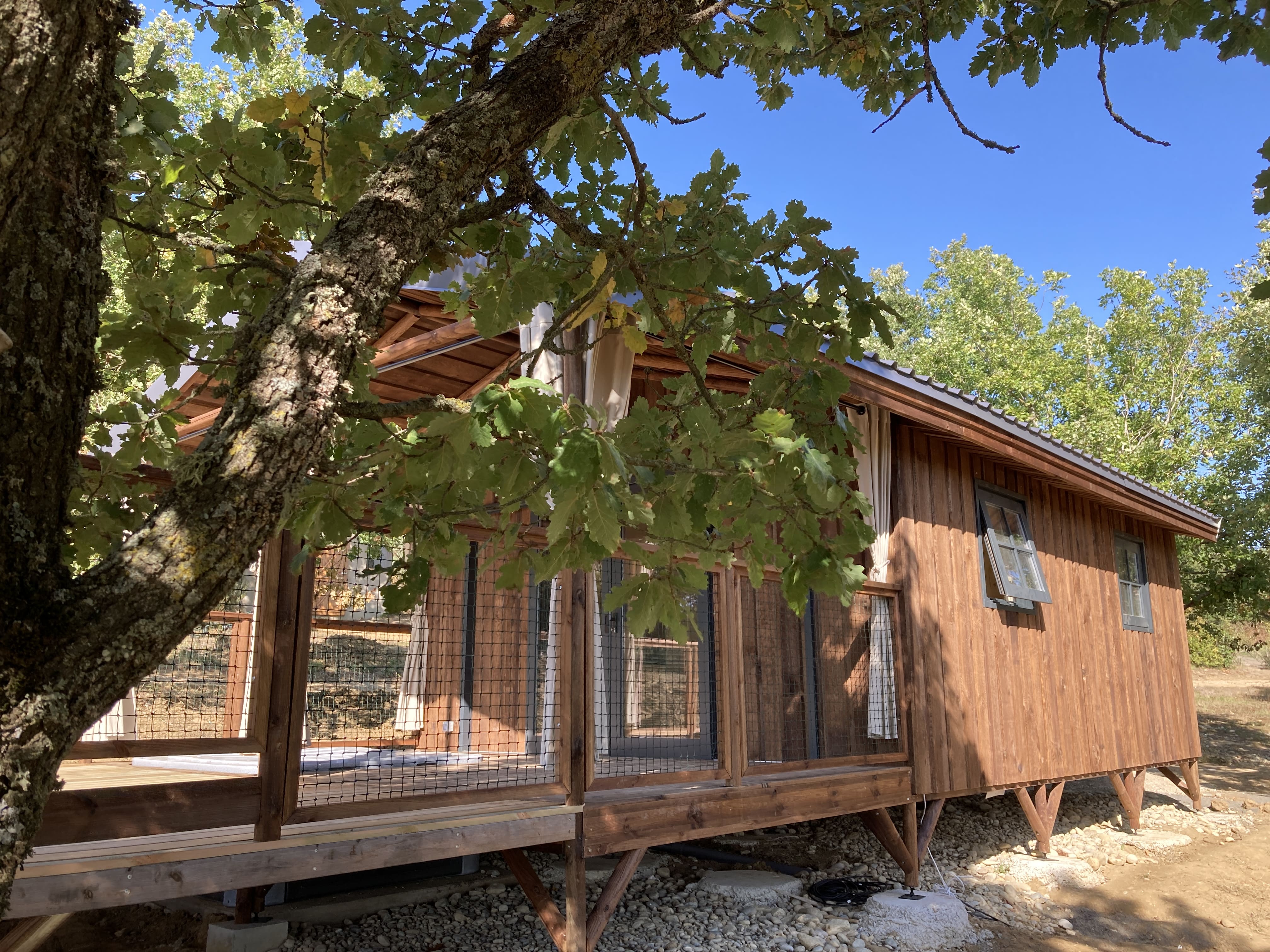 Cabane sur pilotis La Dame du Château avec spa privatif à Villarzel Du Razès — vue depuis la terrasse