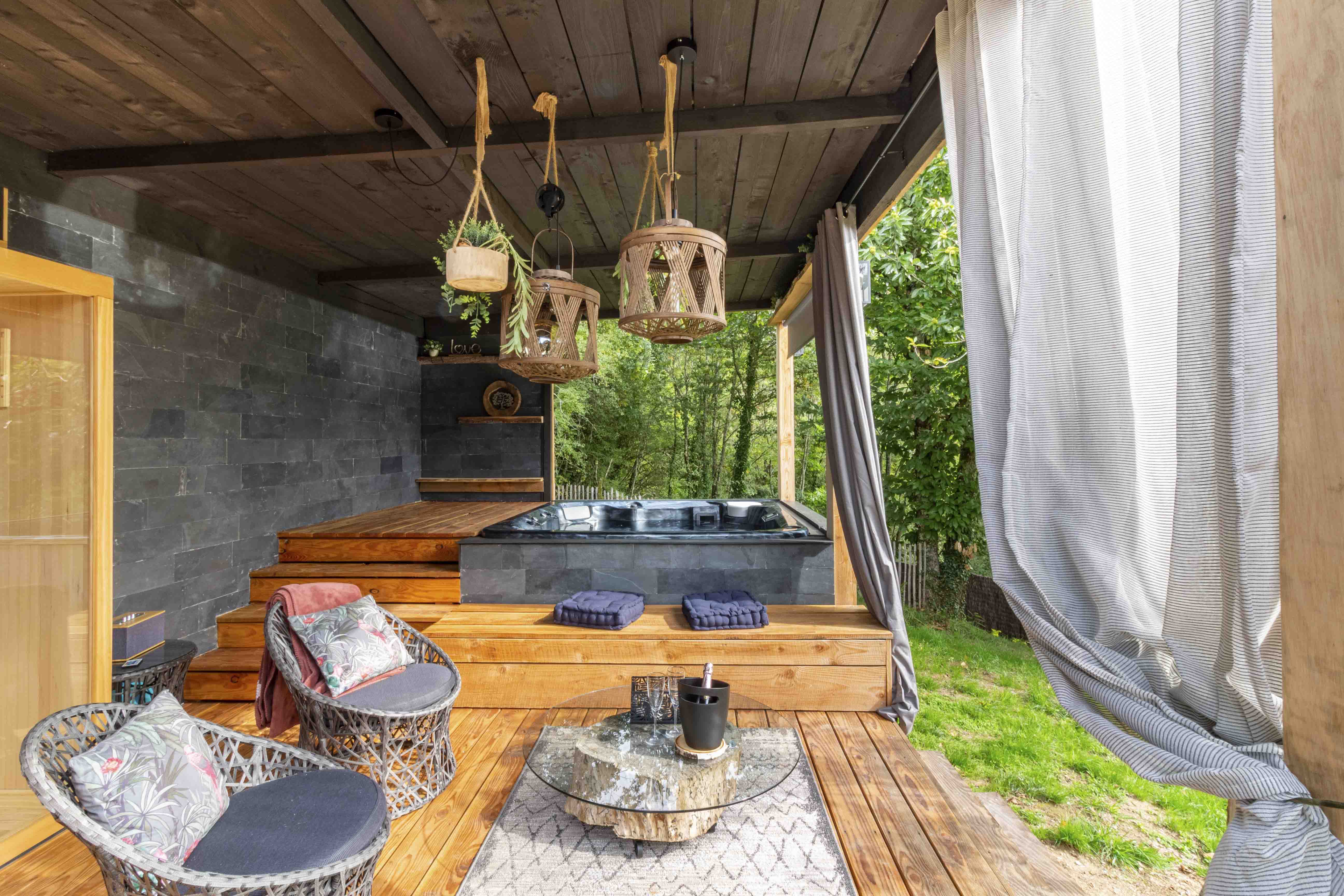 Cabane PureScapade & Spa — Nuit perchée à 5m en Haute-Vienne à Nieul — détail architectural