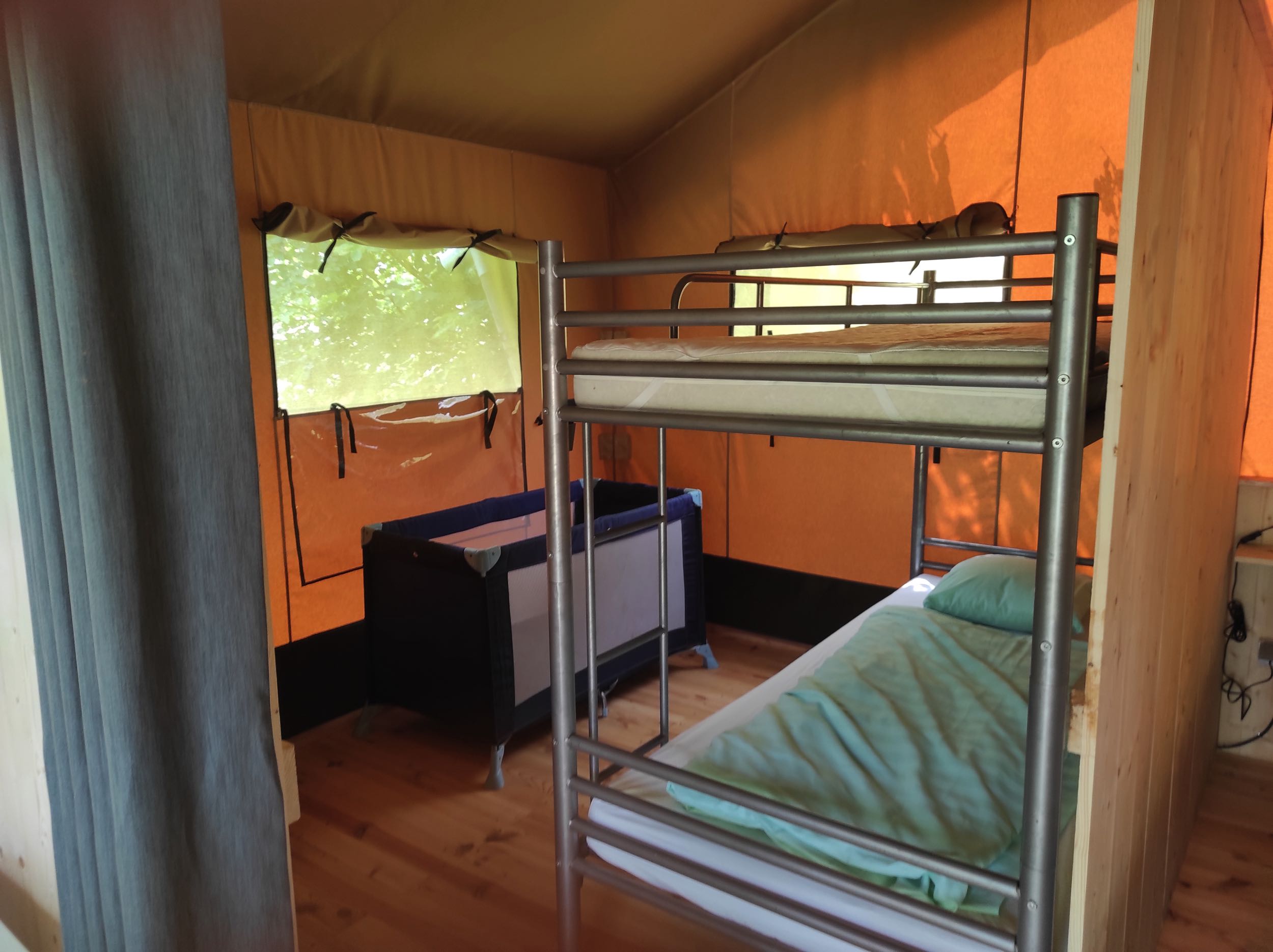 Safari lodge La Chabanne : une expérience immersive en pleine nature à Châtel-Montagne — environnement naturel