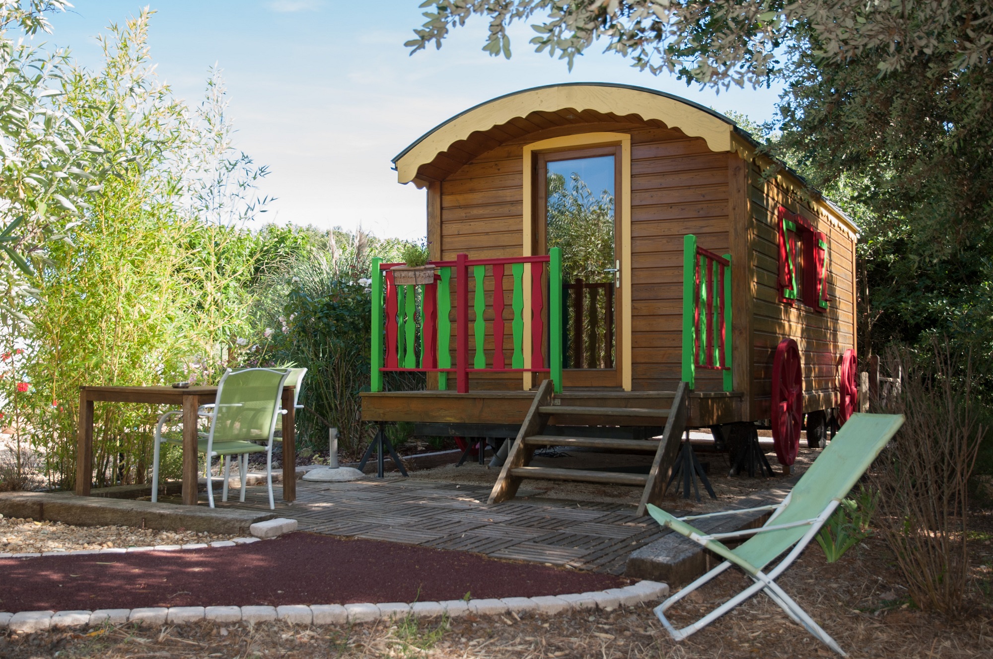 Évasion sensorielle dans une roulotte avec spa privatif en Provence à Lorgues — espace de vie