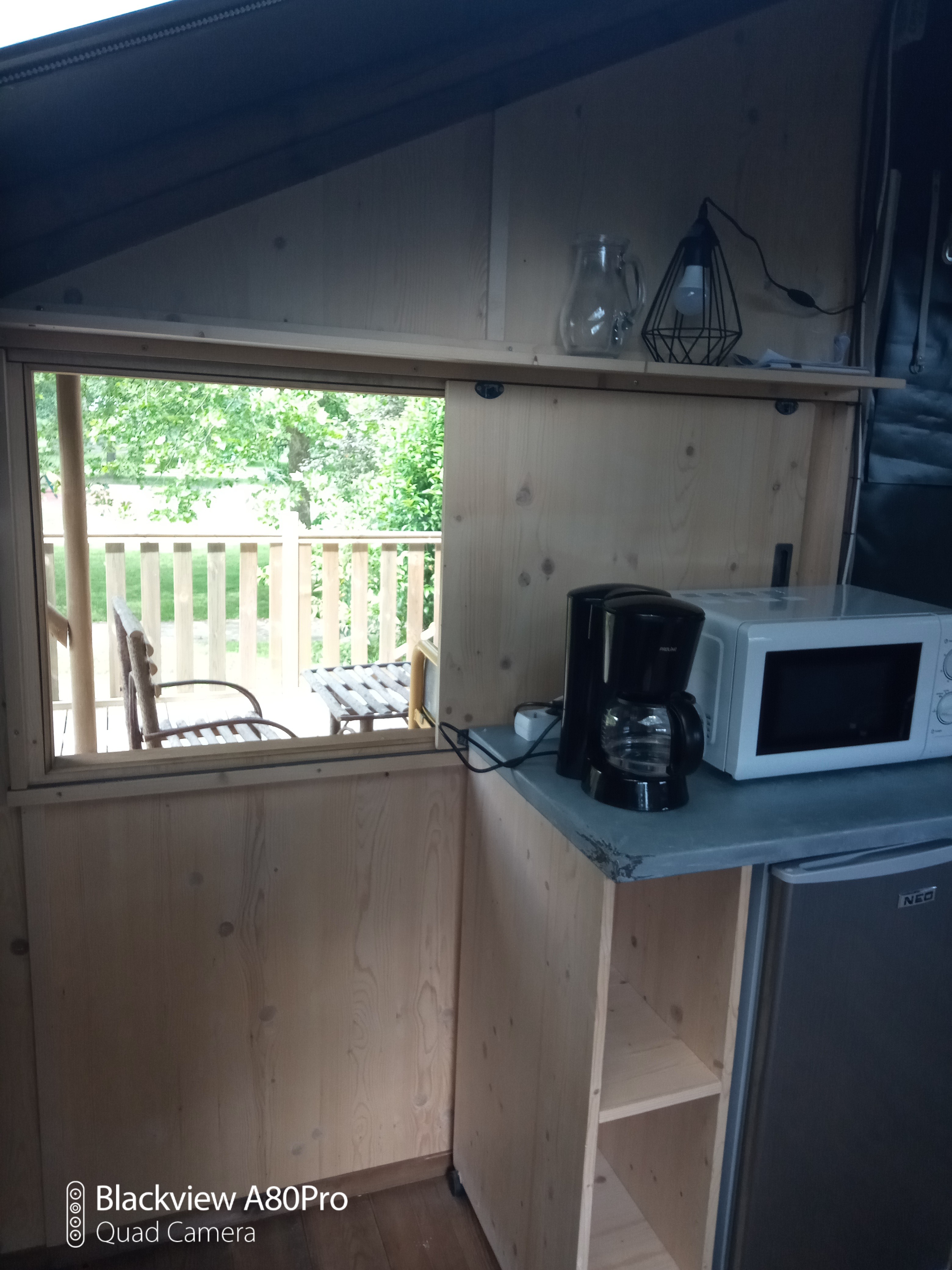 La Cabane Familiale du Trappeur — Cabane sur pilotis avec vue sur le lac à Tarn à Rabastens — espace de vie