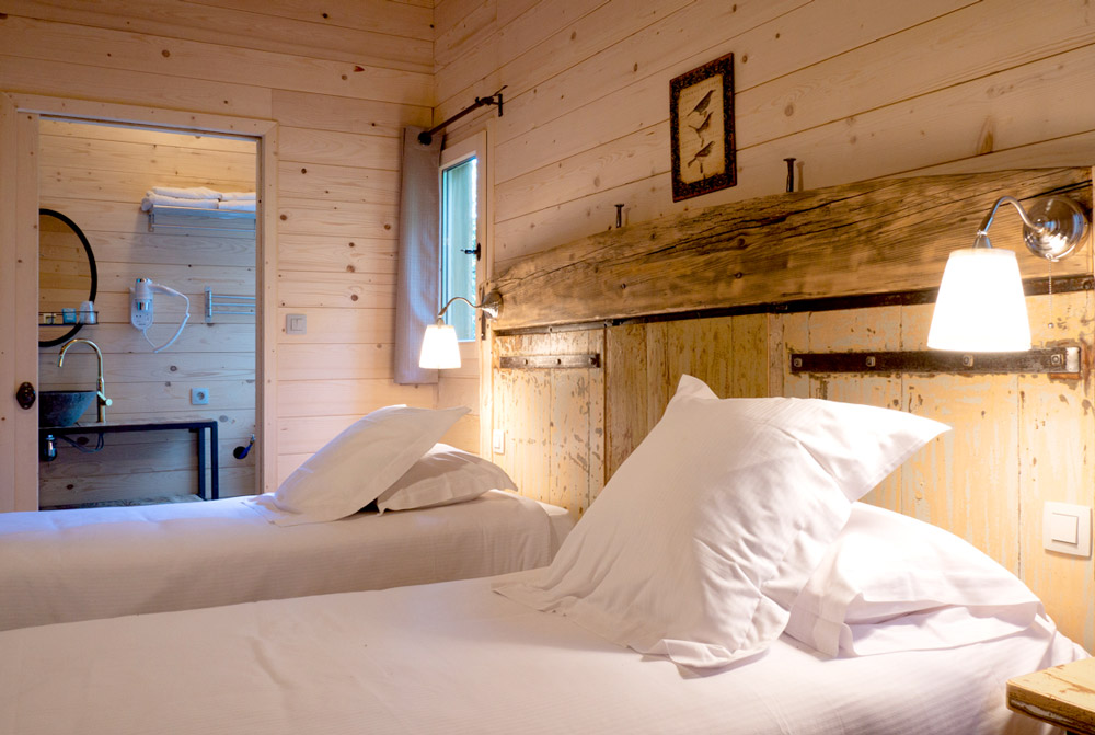 Cabane Chaumine : une échappée belle sur pilotis à Villalier — salle de bain