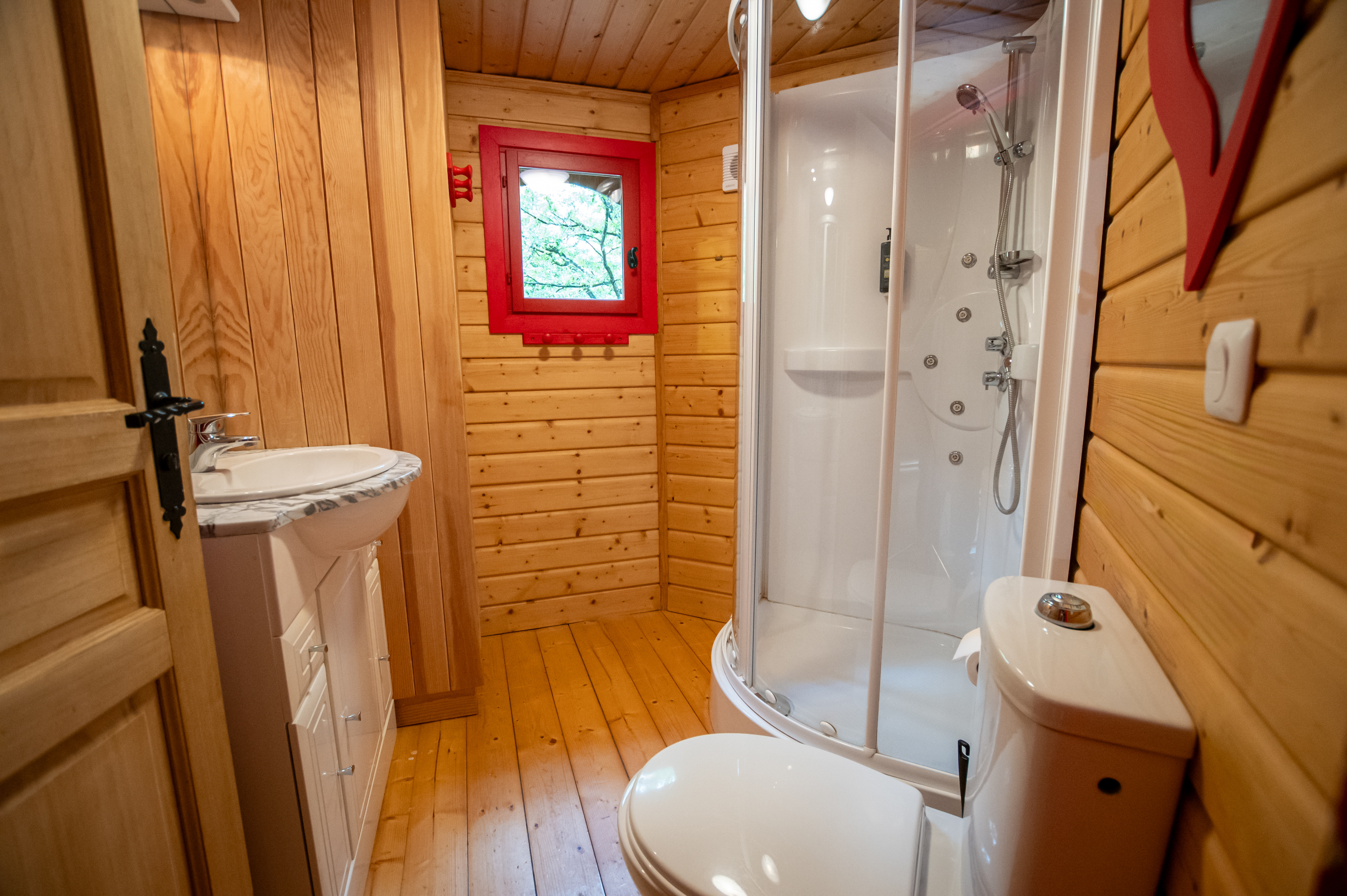 Manoir dans les Arbres — Château avec jacuzzi à 9m en Vienne à Dienné — détail architectural