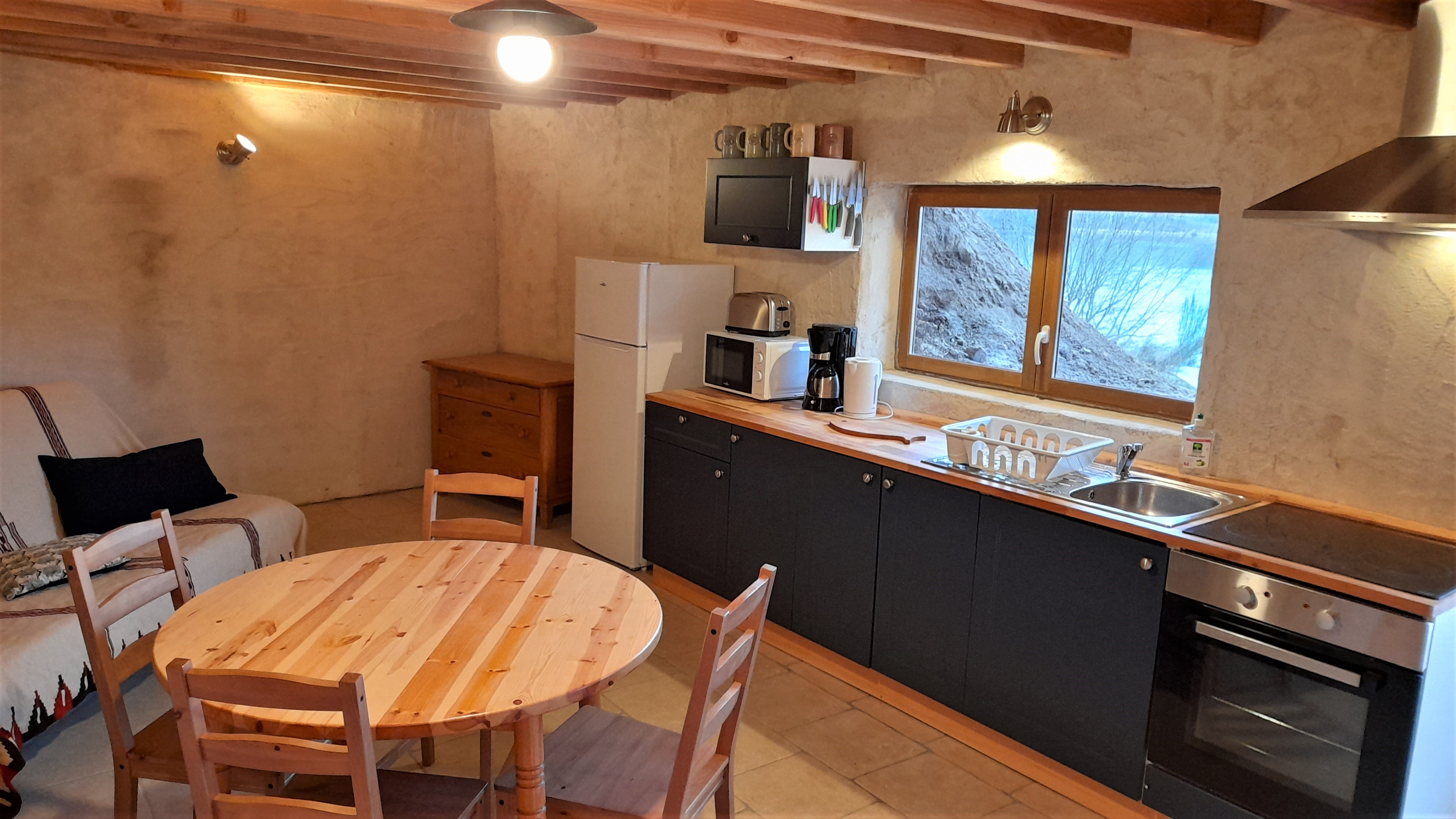 Échappez-vous dans une maison de hobbit au bord d'un lac à Condat-En-Combraille — vue intérieure