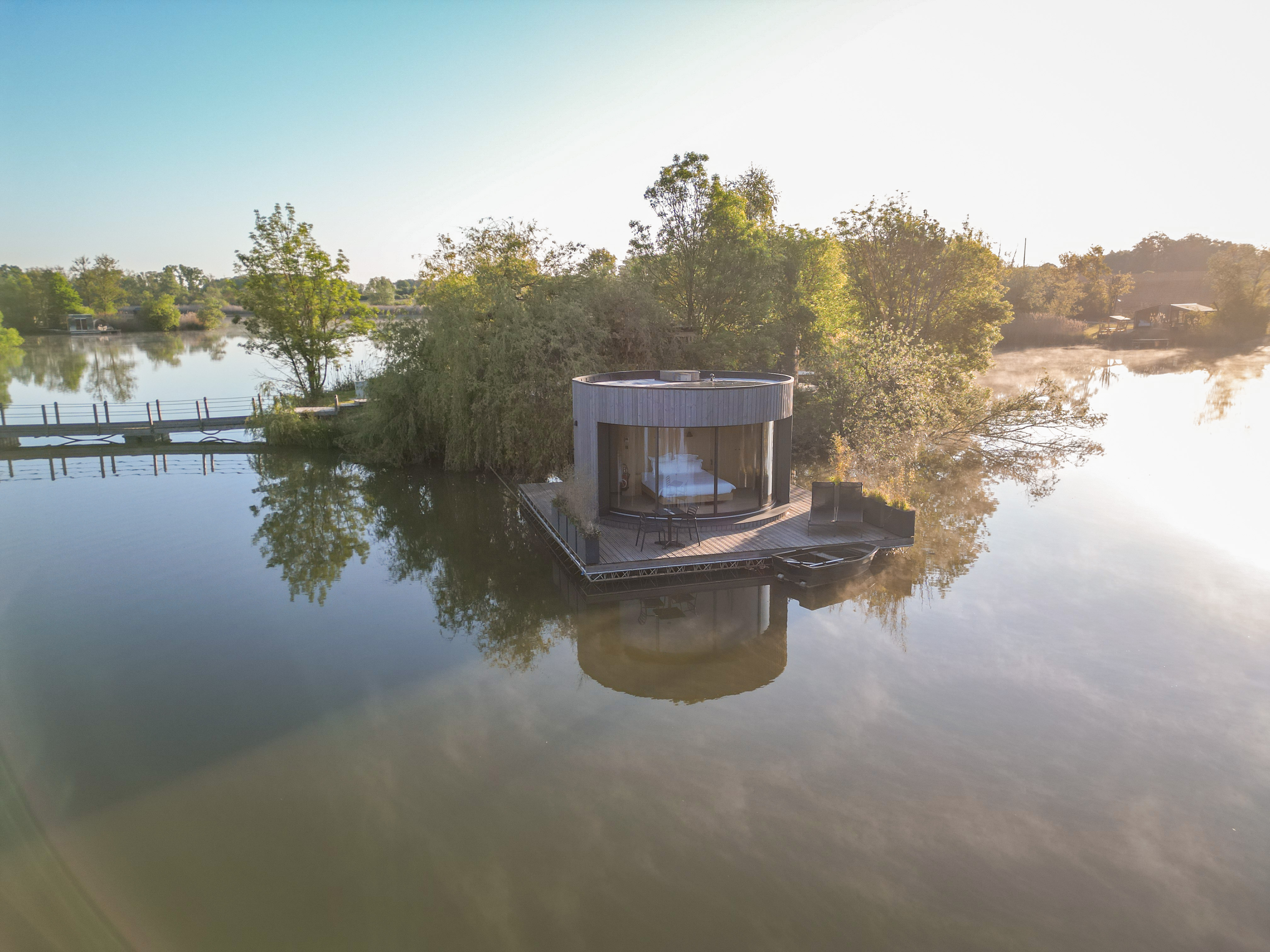 LUMIPOD SPA FLOTTANT — Cabane sur l'eau avec spa privatif à Ain