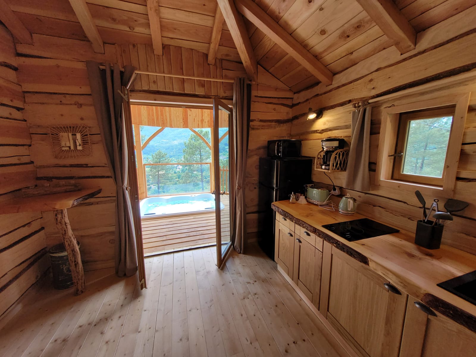 La cabane & spa Cassiopée — Nuit perchée à 9m en Ardèche à Aubenas — vue depuis la terrasse