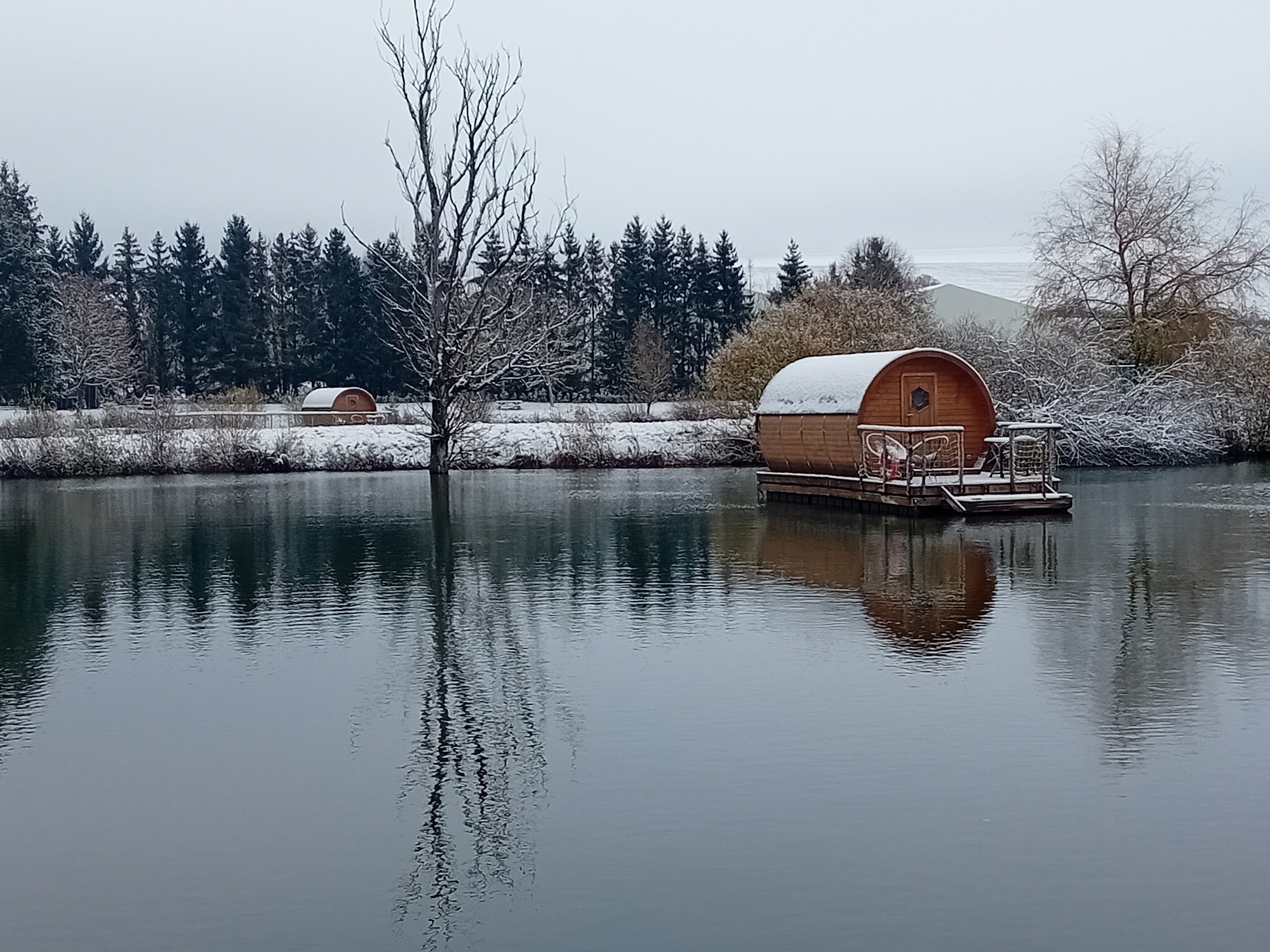 Le Tonneau Millésime : une cabane flottante en Lorraine à Givrauval — salle de bain