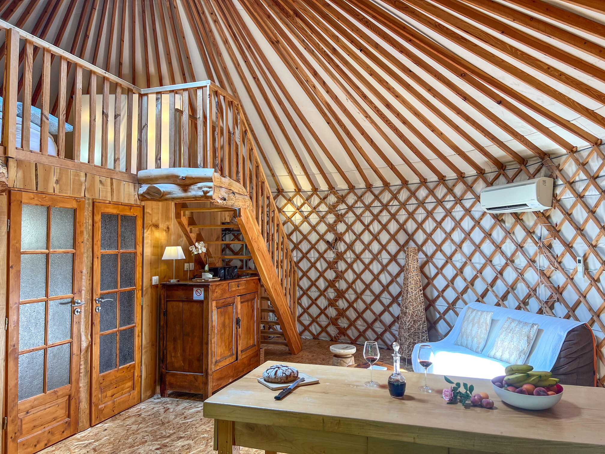 La Yourte Contemporaine : une expérience immersive en Auvergne à Vitrac — cuisine