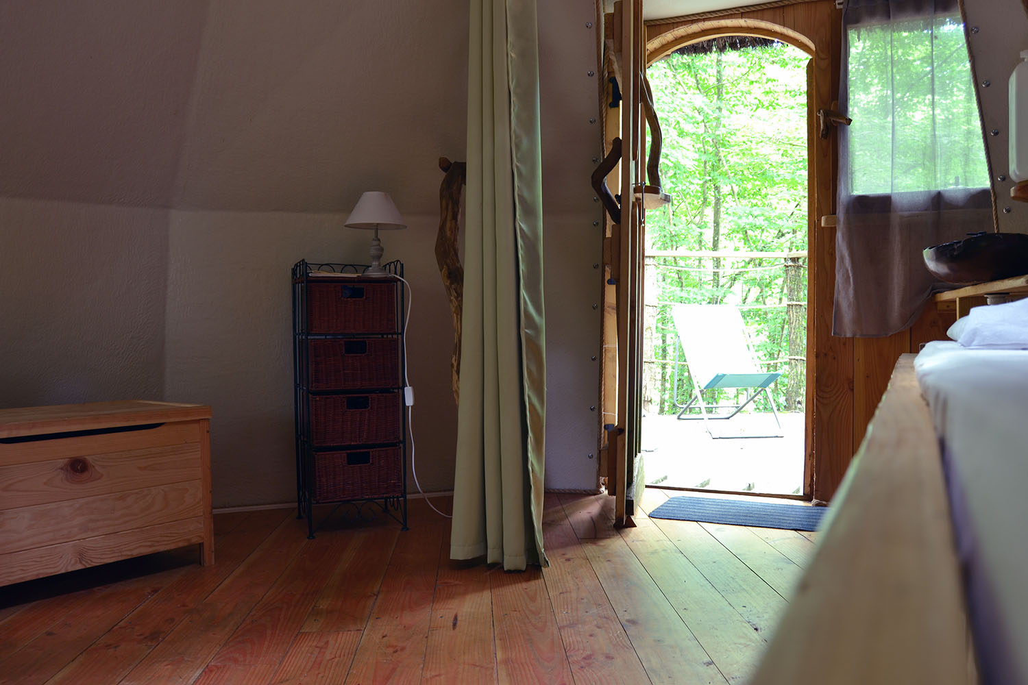 Cabane 3 Quercus : une immersion dans les arbres en Franche-Comté à Ranchot — espace de vie