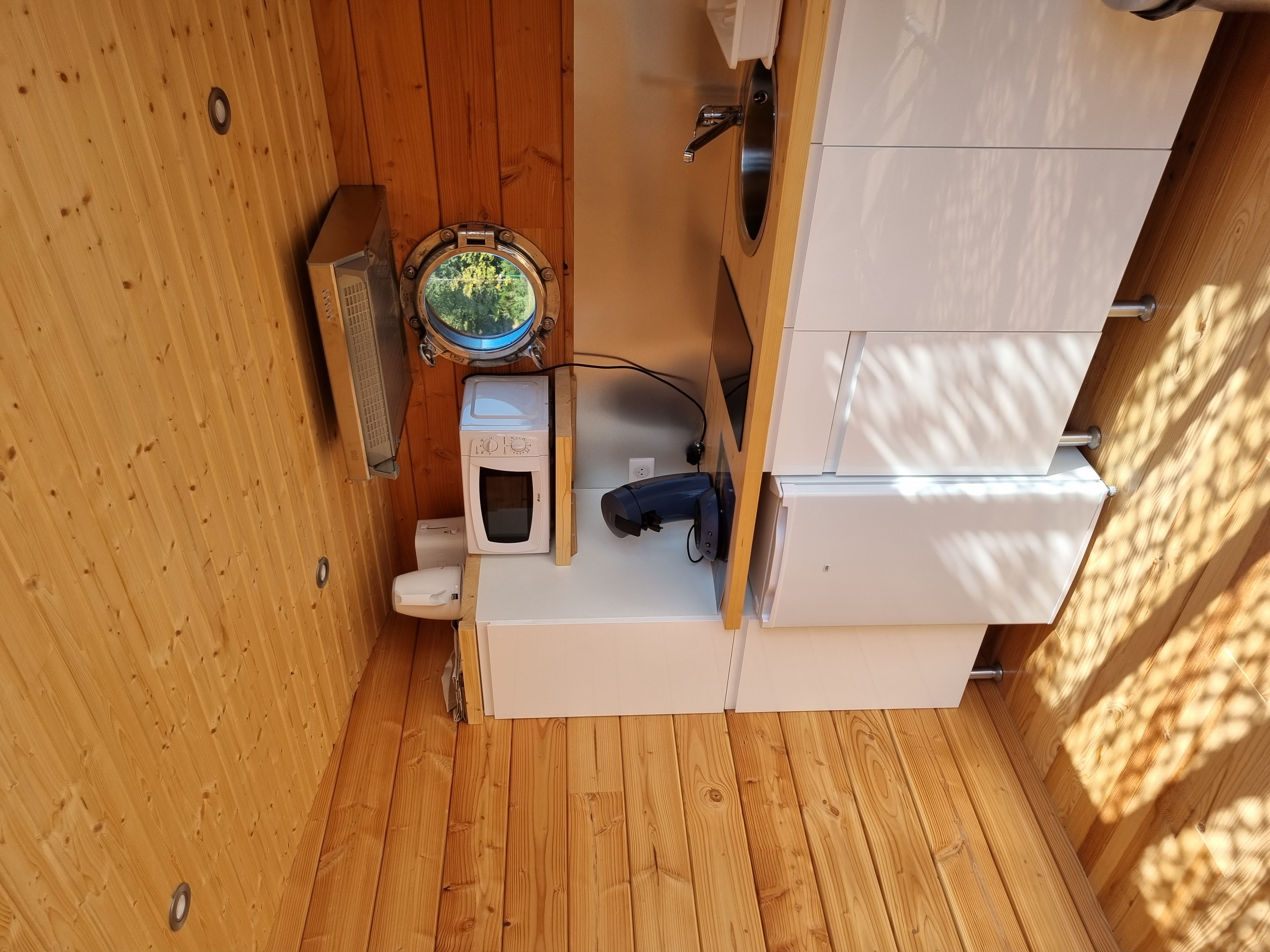 Lodge Boat 2 cabines : une cabane sur l'eau en Limousin à Peyrat Le Chateau — salle de bain