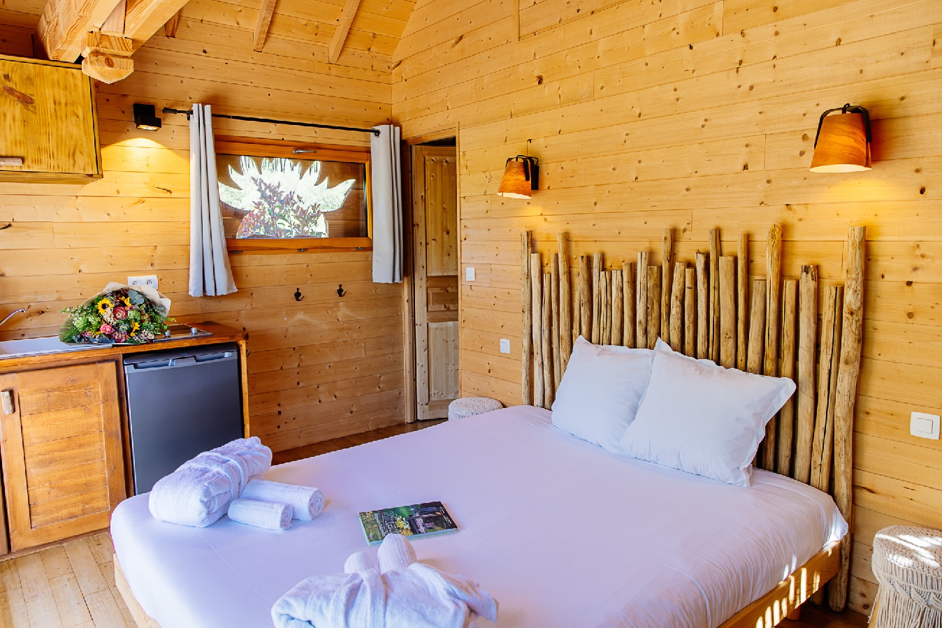 Évasion dans une cabane indonésienne avec spa en Aquitaine à Le Nizan — espace de vie