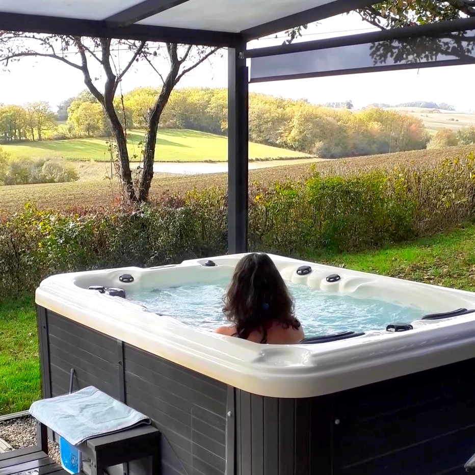 Chalet Spa Cèdre — Chalet avec jacuzzi à Gers