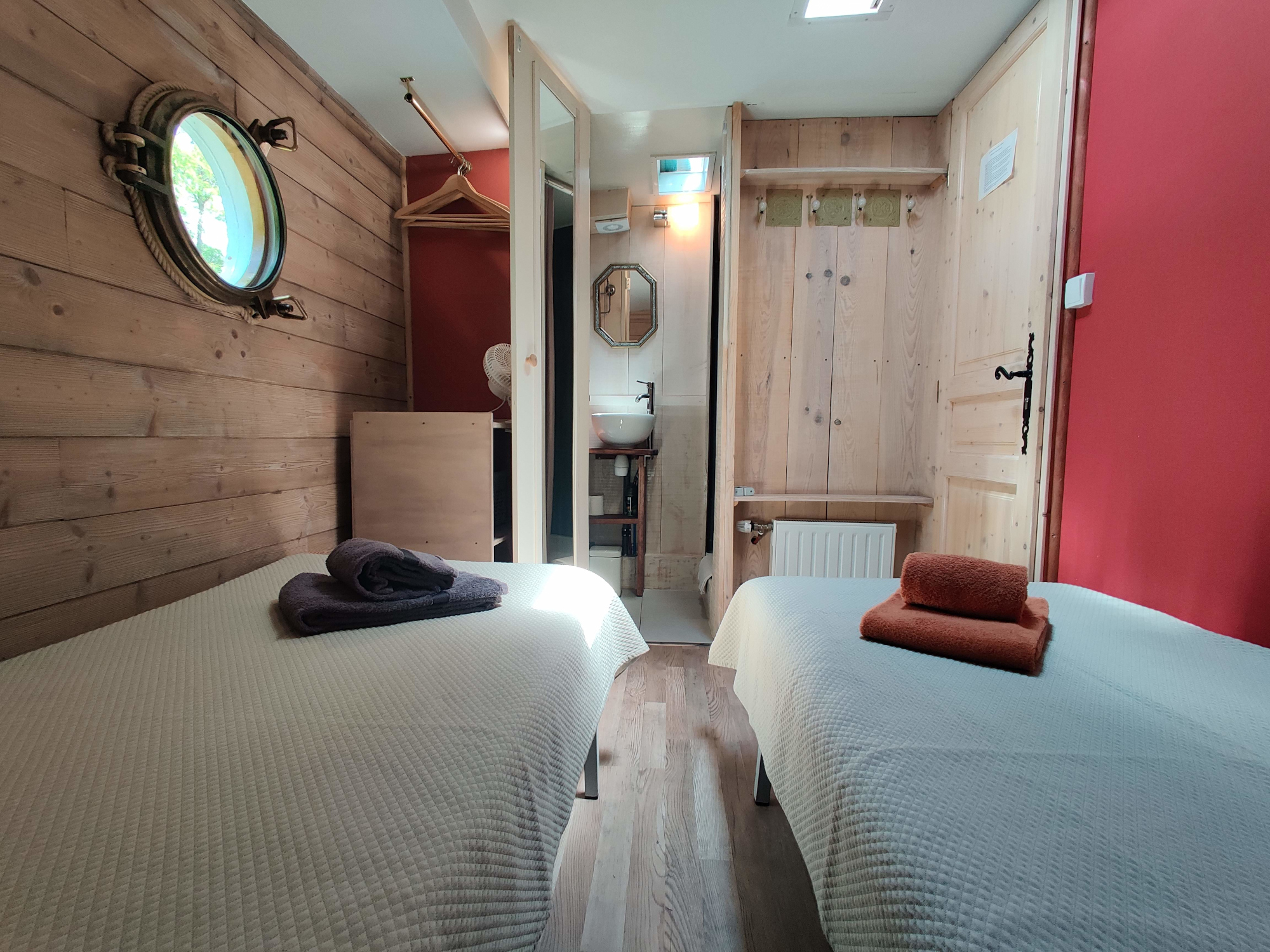 Péniche Le Haricot Noir — Séjour au bord du Canal du Midi en Hérault à Colombiers — salle de bain