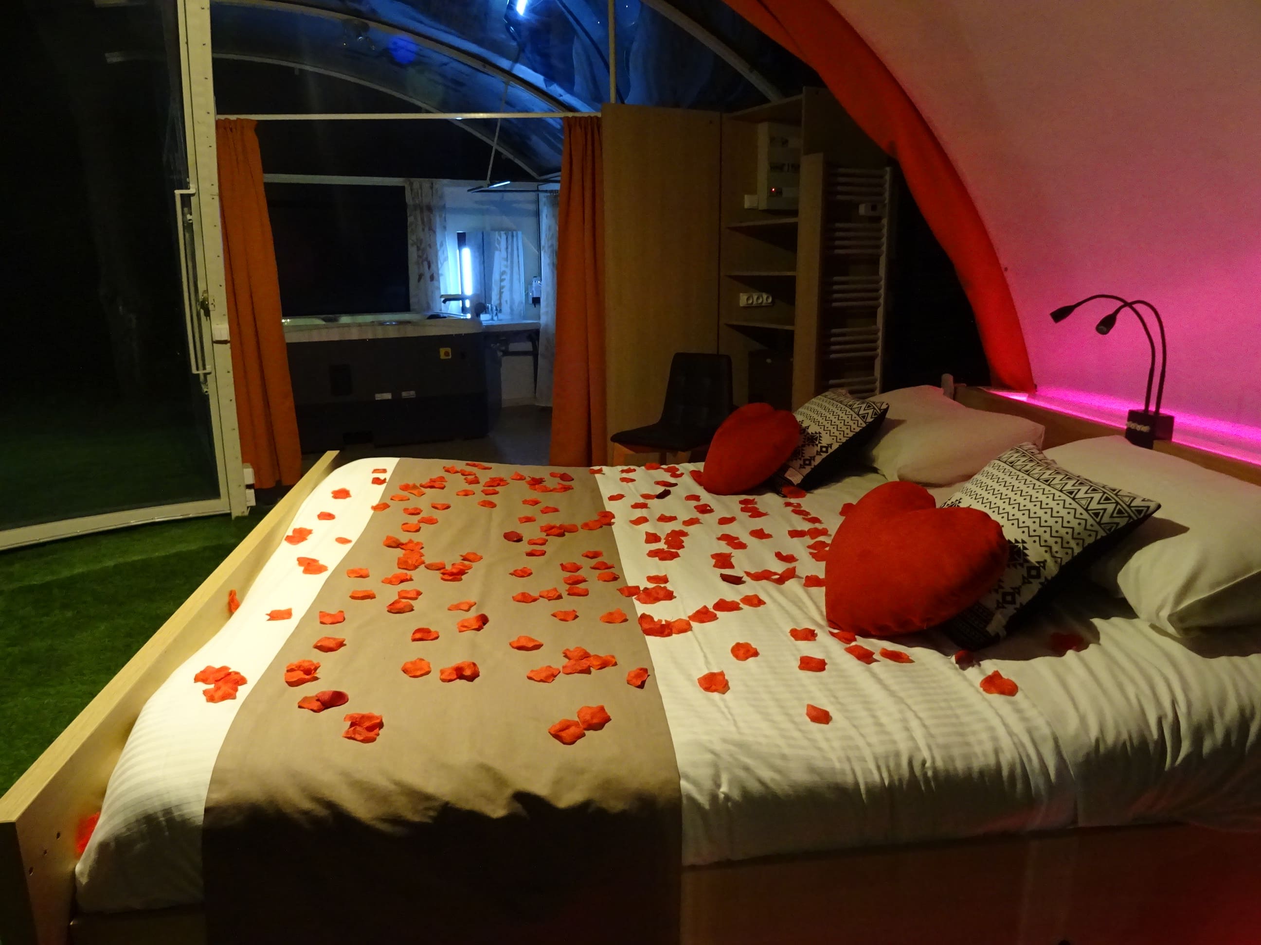 Bulle Spa sous les Pins — Nuit insolite avec spa à Var à Cabasse — détail architectural