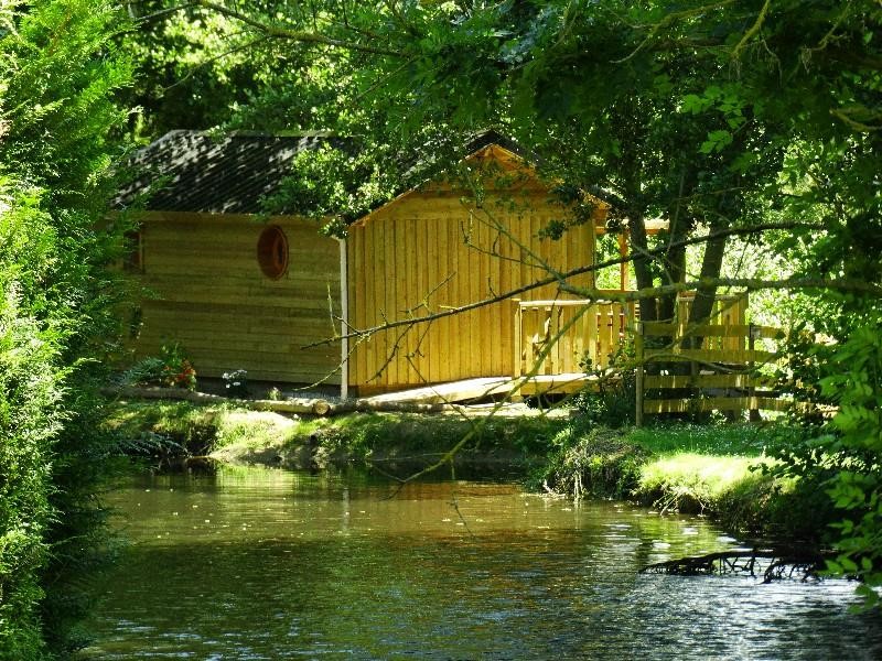 La Cabane de D'jo — Cabane sur pilotis avec baignoire en bois à Aisne à Neufchâtel-sur-Aisne — vue intérieure