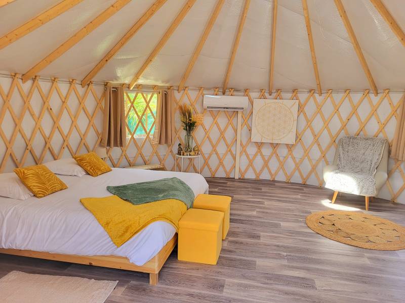 Yourte & Spa — Nuit insolite avec jacuzzi à Gironde à Gironde-sur-Dropt — chambre