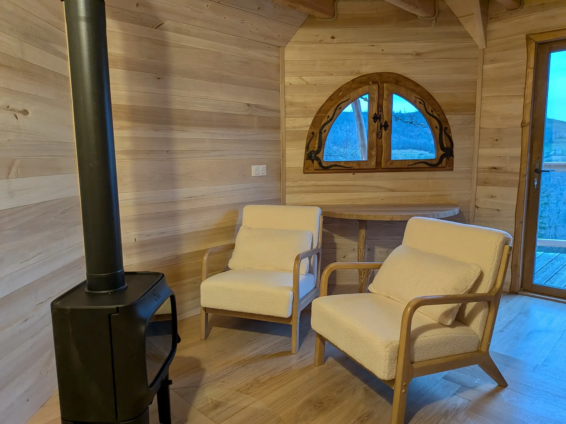 Le Clocheton des Fées — Cabane sur pilotis avec spa à Cantal à Saint-Jacques-des-Blats — vue intérieure