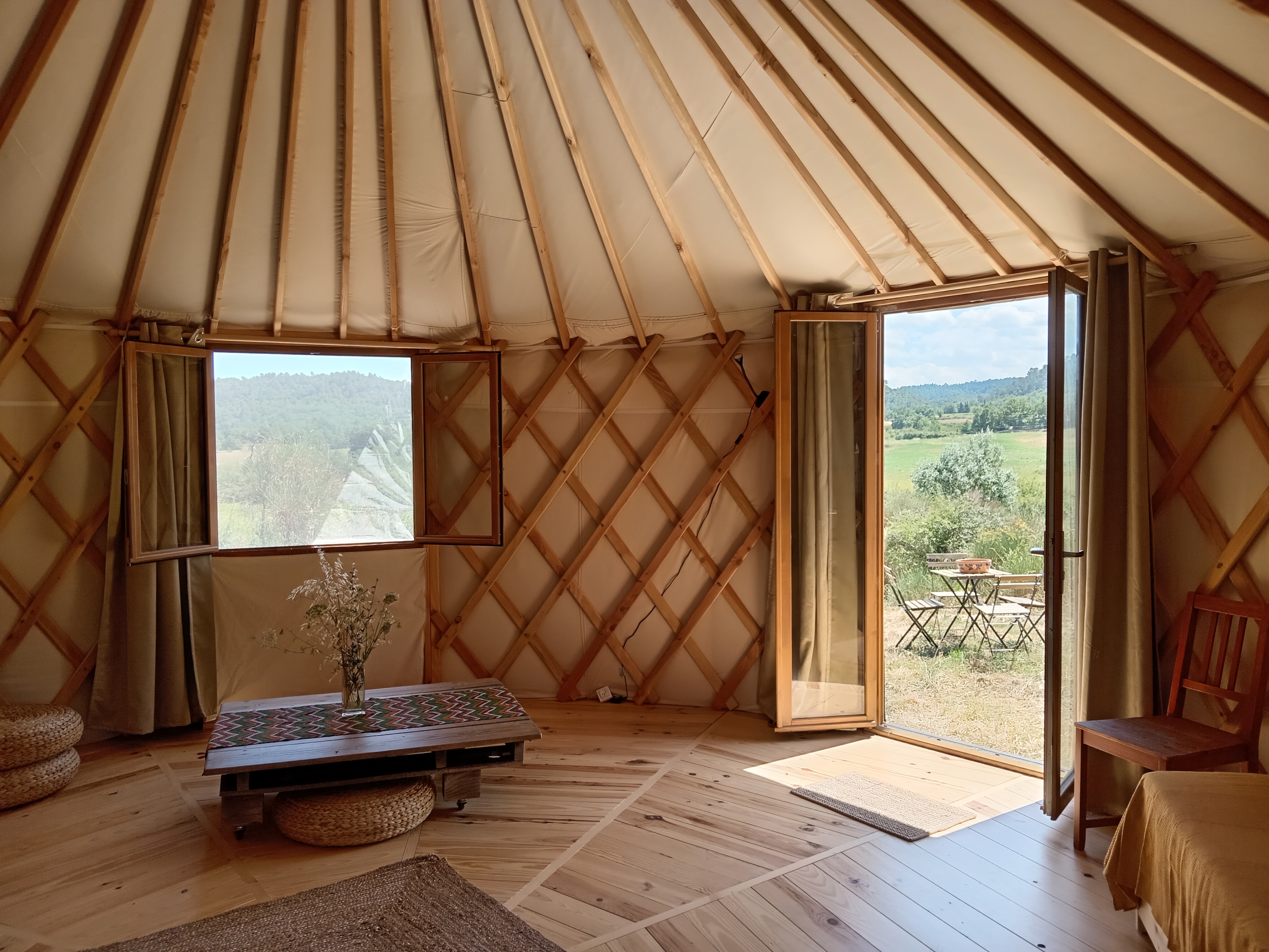Yourte à la ferme des bréguières — Séjour avec vue panoramique à St Martin dans le Var à Saint-Martin-de-Pallières — vue intérieure