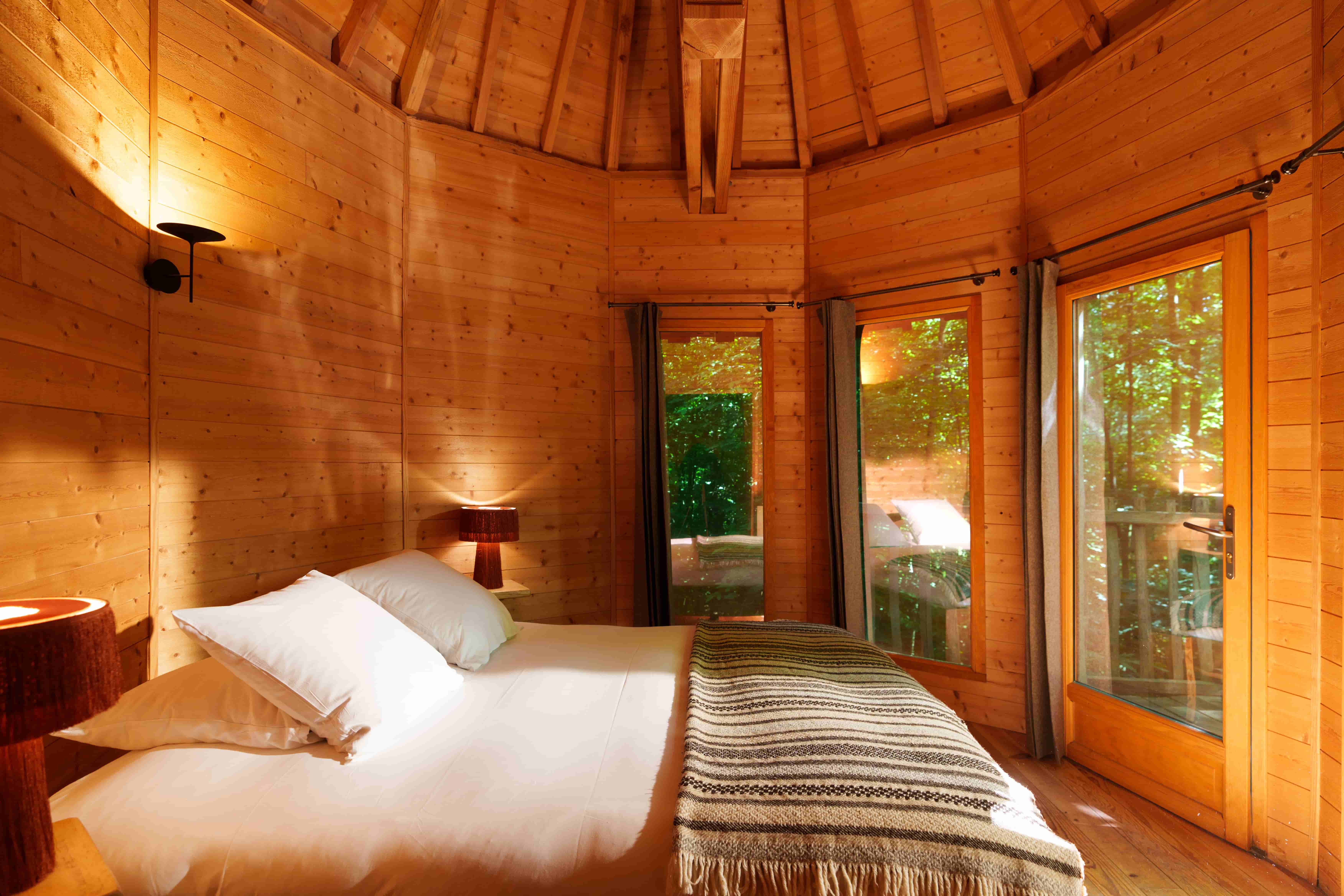 Cabane Spa Tribu : une expérience unique dans les arbres à Raray — espace de vie