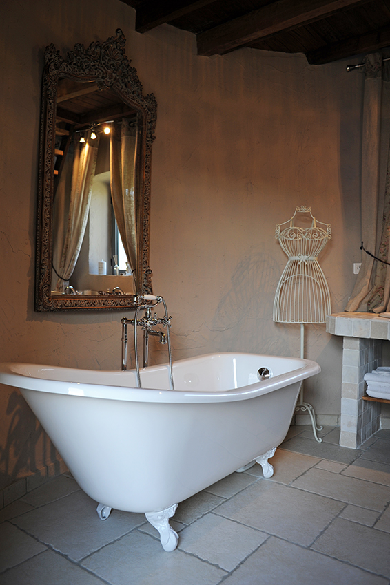 Le Pigeonnier du Domaine de Suzel — Pigeonnier avec spa à Suzel (Isère) à Vignieu — salle de bain