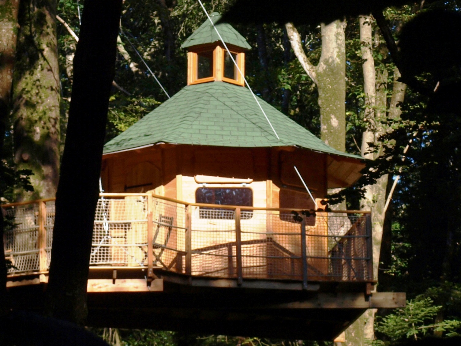 Cabane Vigie : une expérience suspendue dans les arbres à Cléder — vue intérieure