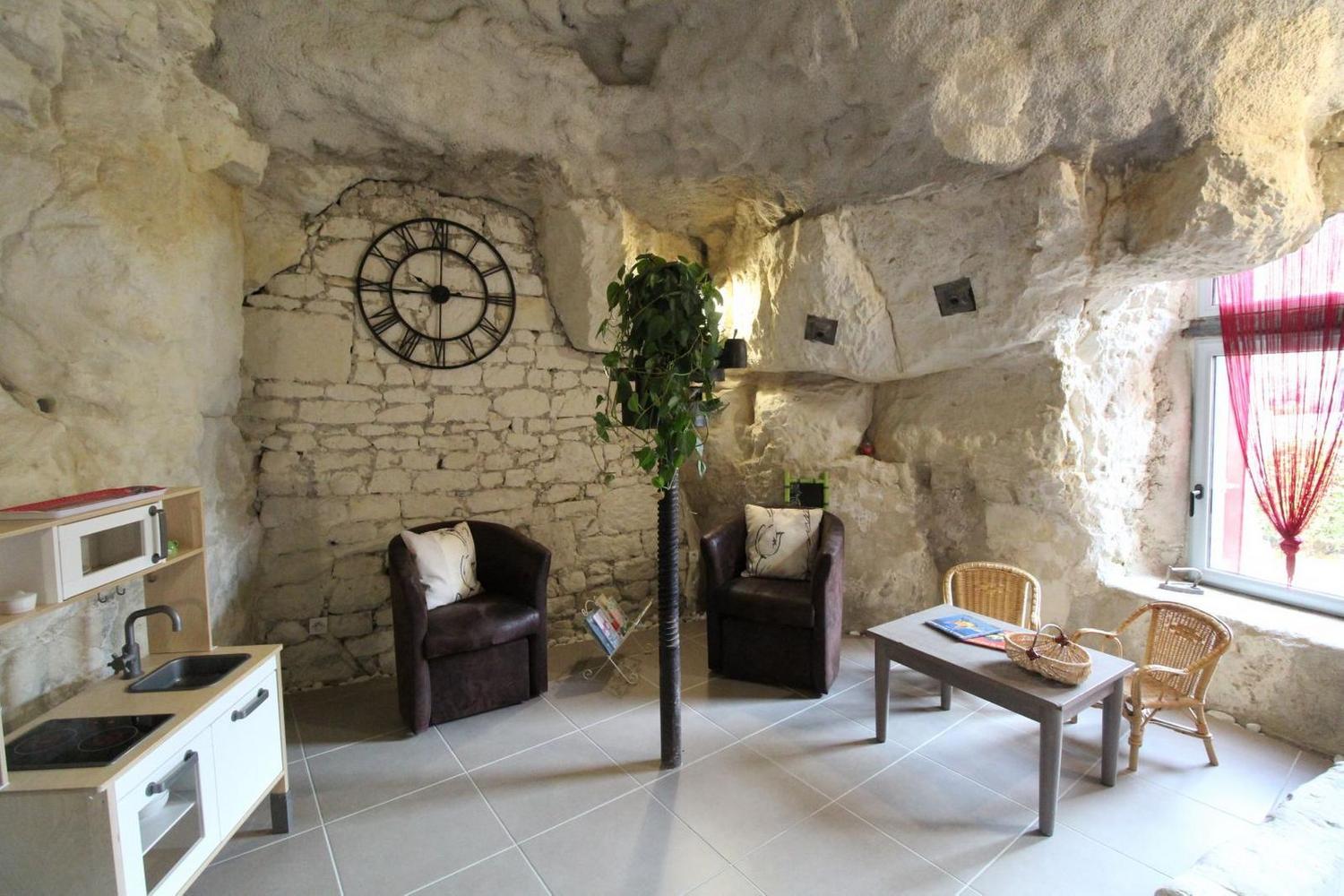 La Grotte Rouge : une maison troglodyte au cœur de la nature à Dénezé Sous Doué — vue intérieure