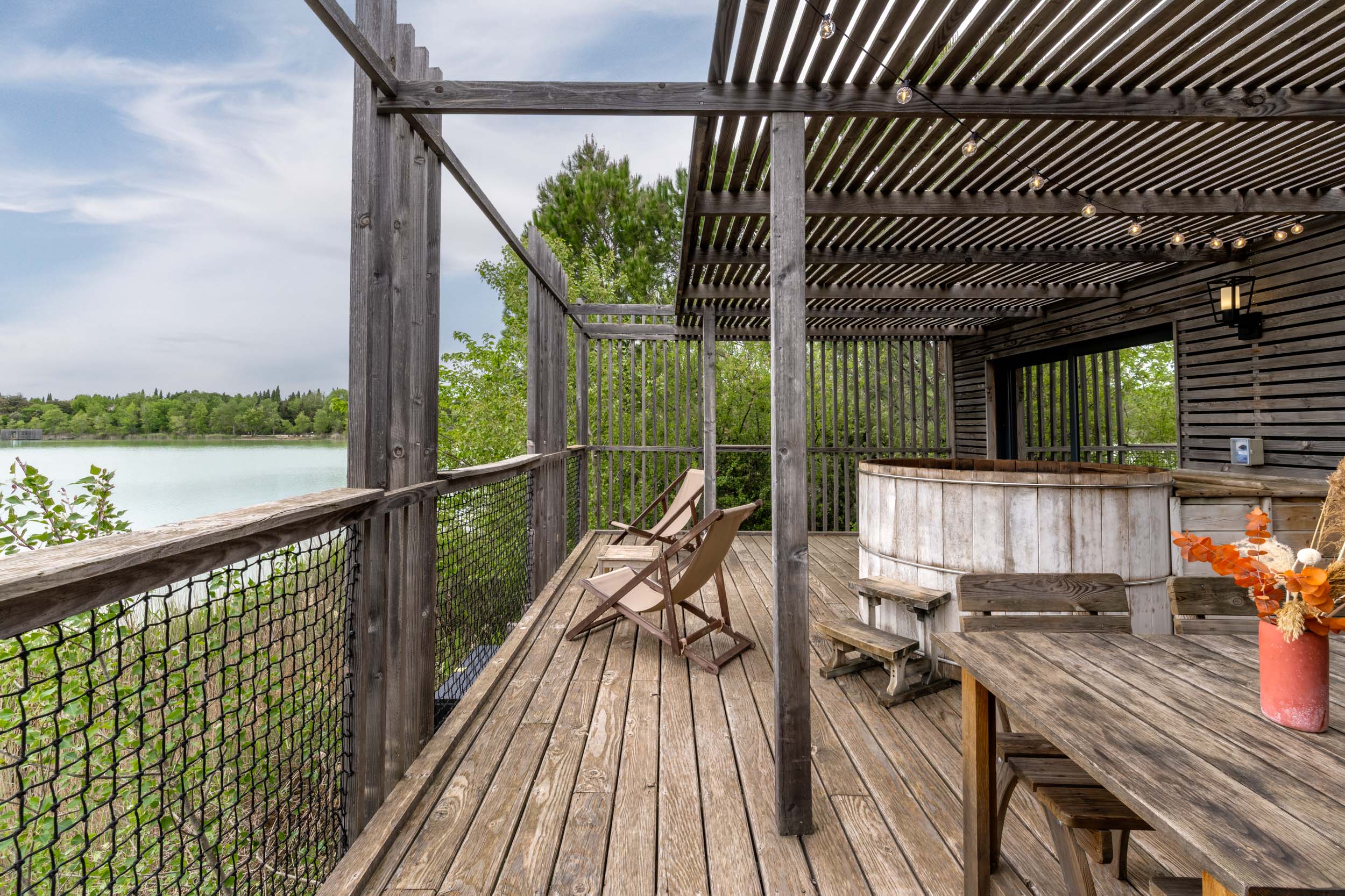 Cabane Spa Innocence : une expérience suspendue en pleine nature à Sorgues — chambre