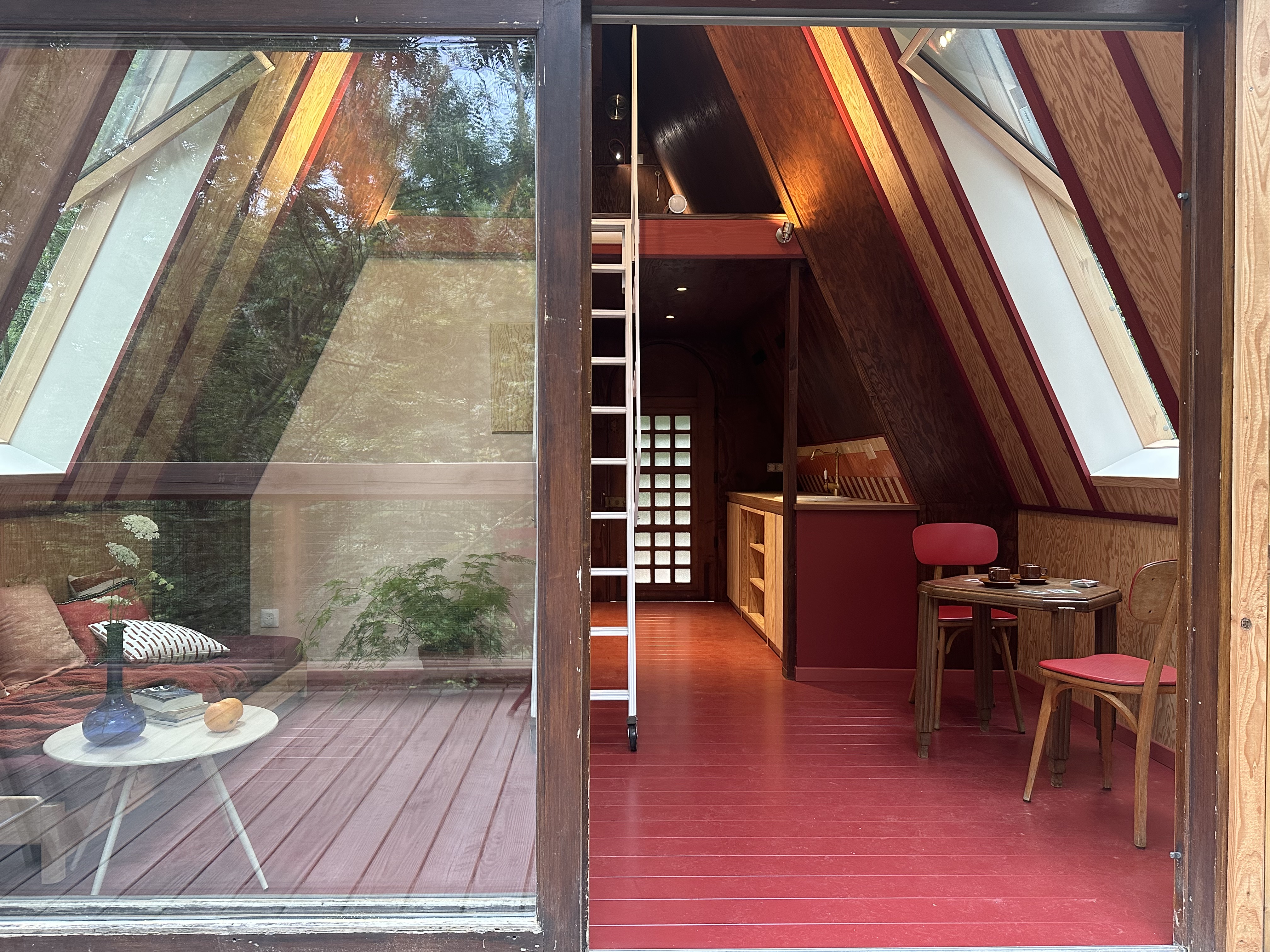 Matriochka : une cabane sur pilotis au cœur des Jardins Secrets à Vaulx — vue depuis la terrasse