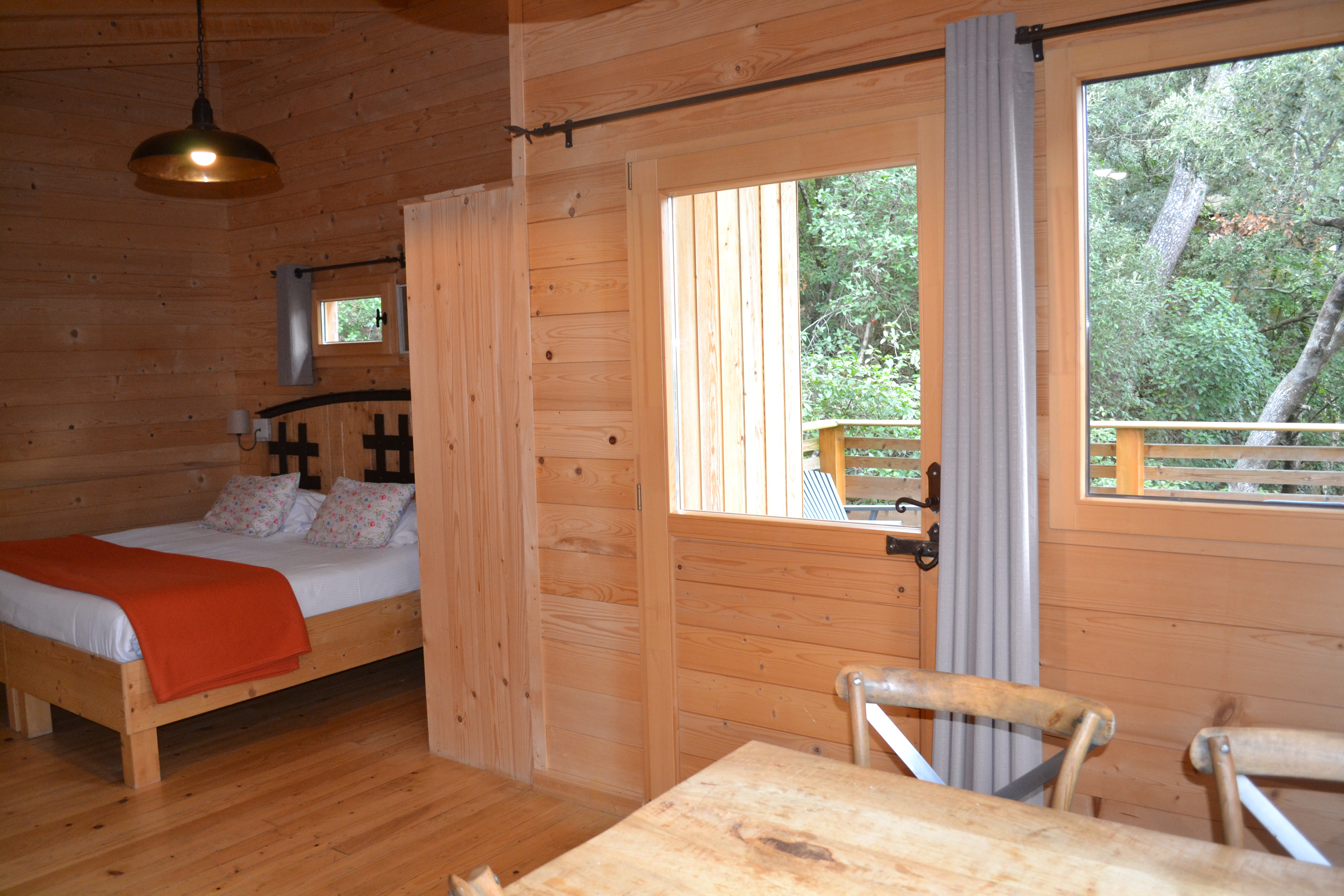 Cabane Isba : une expérience suspendue en Languedoc-Roussillon à Villalier — détail architectural