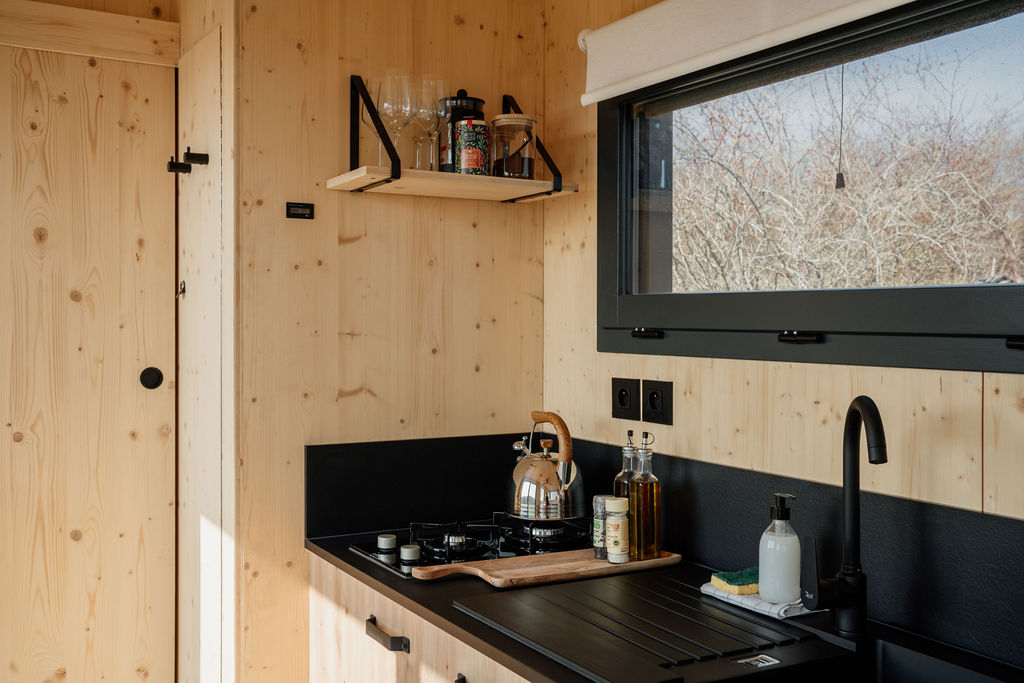 Tiny house moderne au cœur des montagnes et vignes du Bugey à Revonnas — cuisine