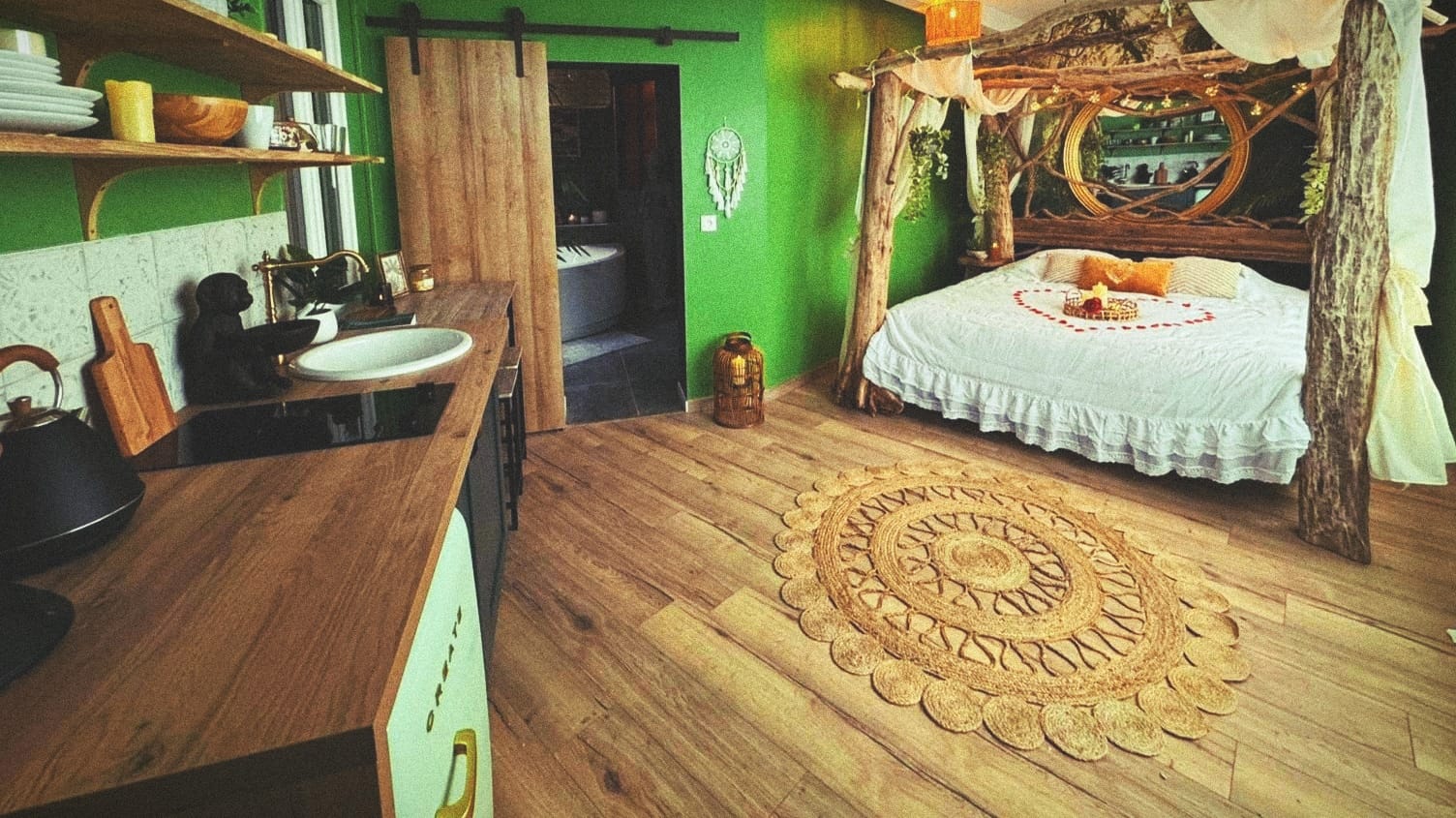 Jungle romantique Spa & Cinéma — Cabane dans les arbres à Amiens à Amiens — espace de vie