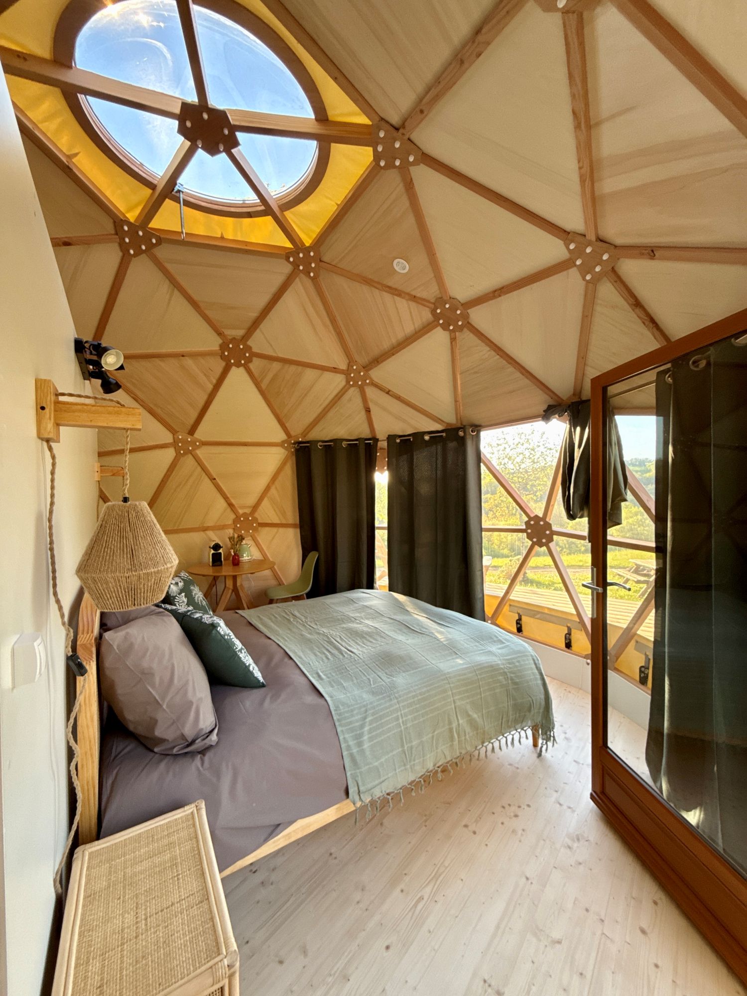 Skydome Ushuaia — Dôme avec spa à Ushuaia dans le Lot à Val-Buëch-Méouge — espace de vie