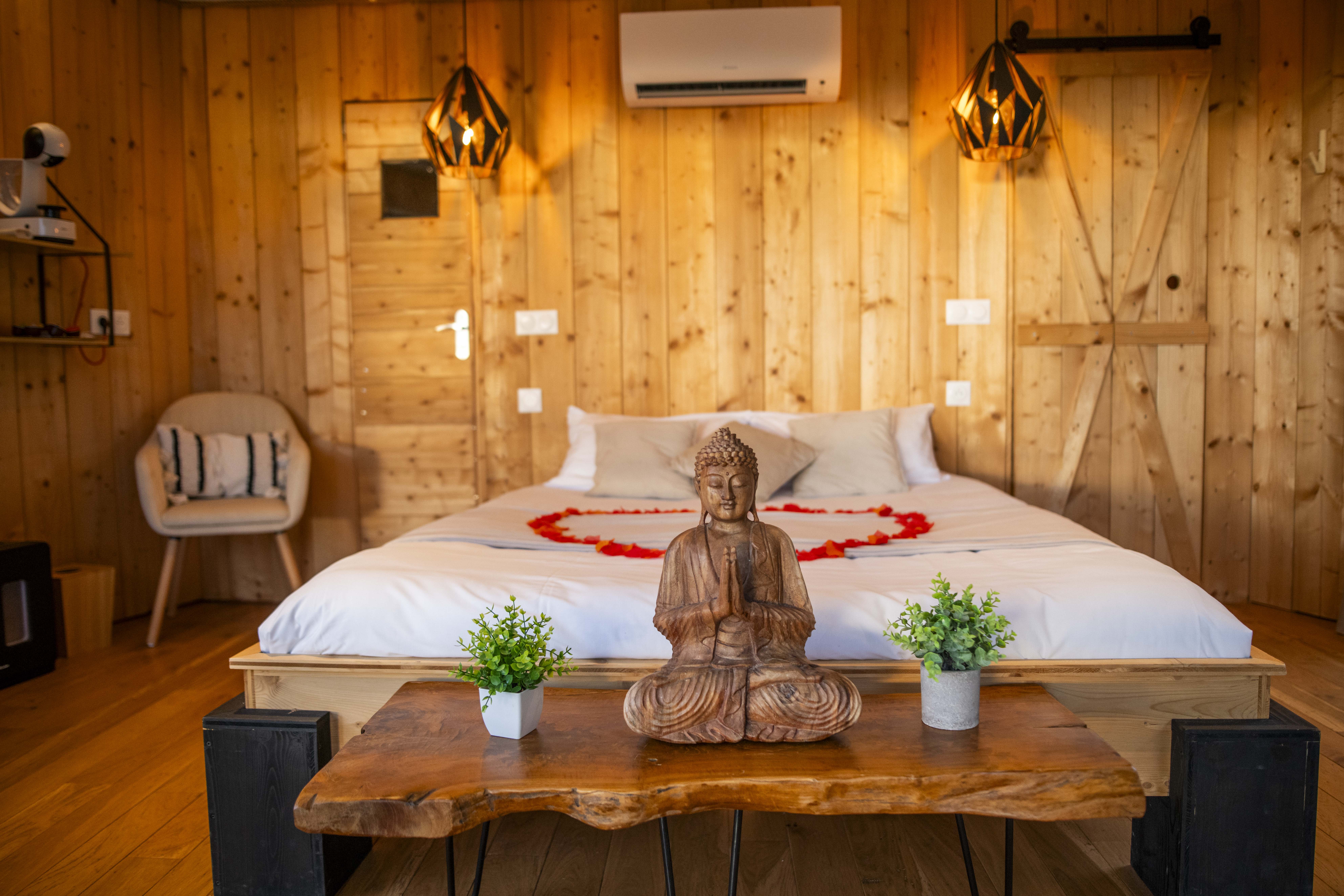 Lodge SPA Prestige : une cabane sur pilotis au cœur des Alpes à Gillonnay — détail architectural
