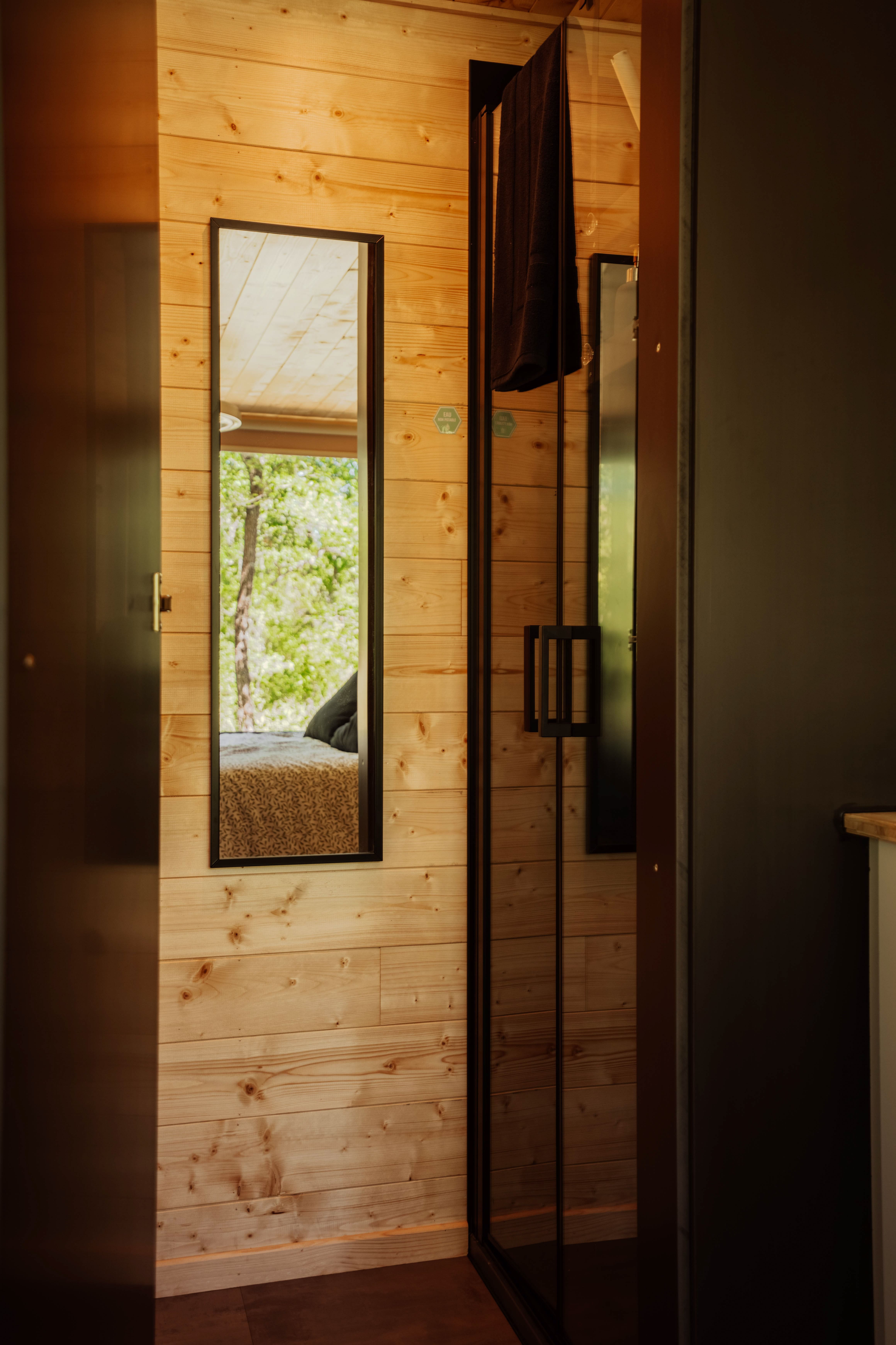 Homnest — Tiny house avec spa à Espinasse (Allier) à Vozelle — salle de bain