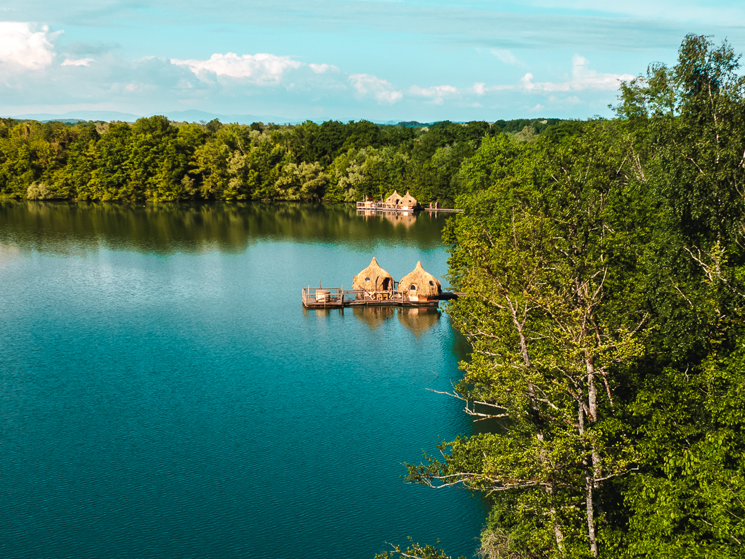 Cabane Spa Caravelle : une évasion sur l'eau en Franche-Comté