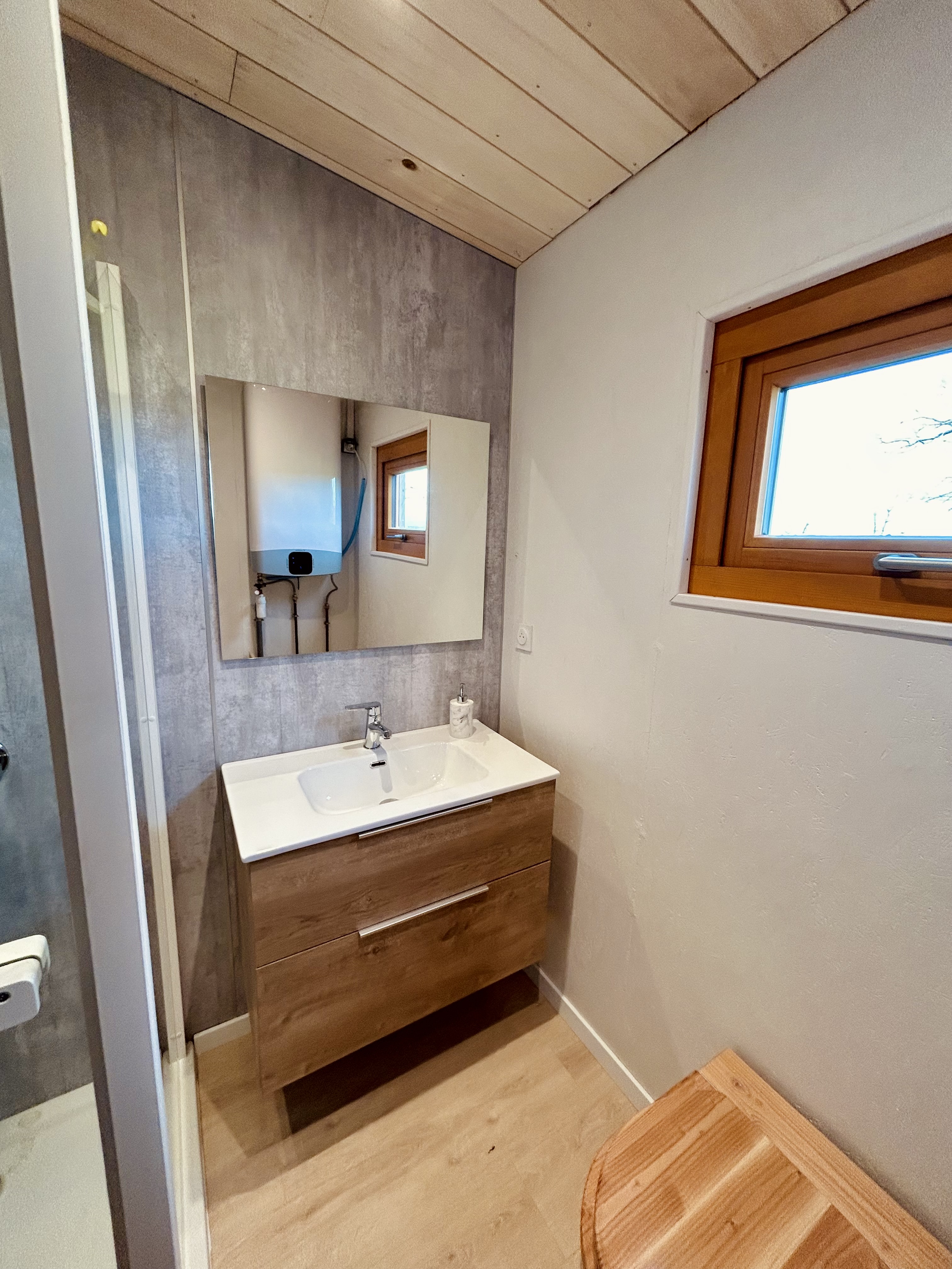 Évasion dans une tiny house moderne en Bourgogne à Chevenon — environnement naturel