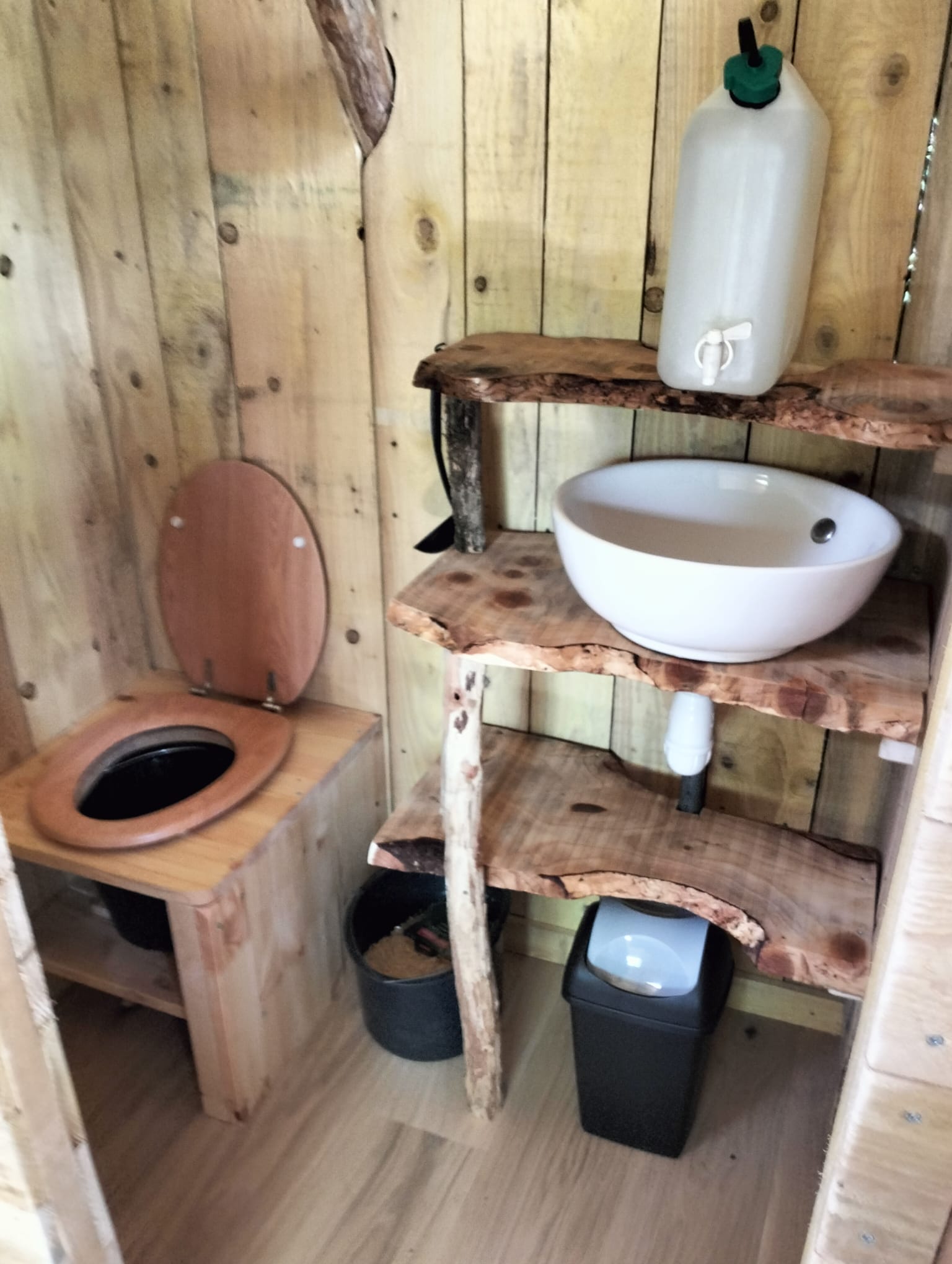 Cabane Trappeur : une expérience immersive dans les arbres à Ranchot — chambre