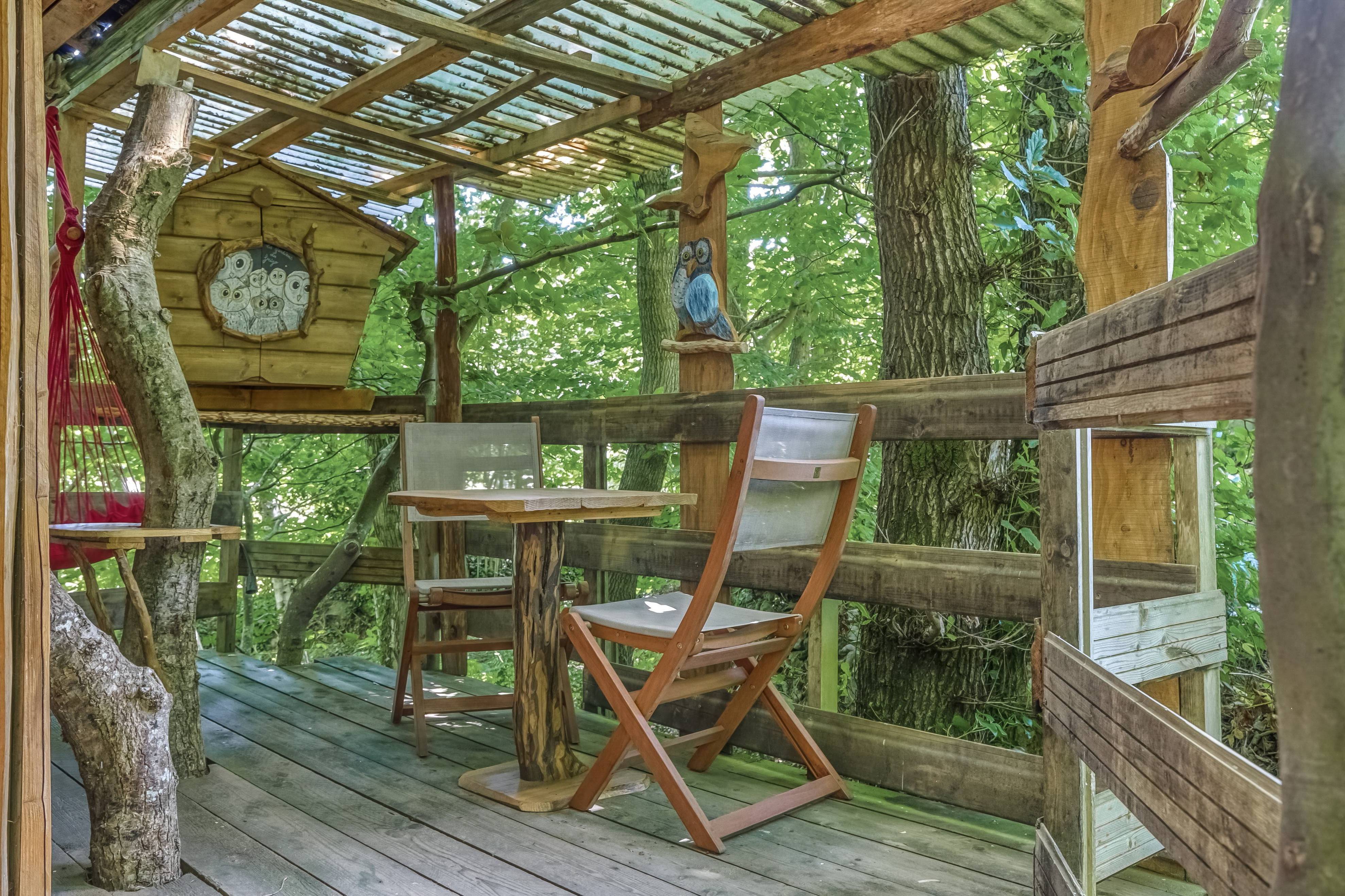 Nid perché : une cabane sur pilotis en pleine nature à Fermanville — vue intérieure