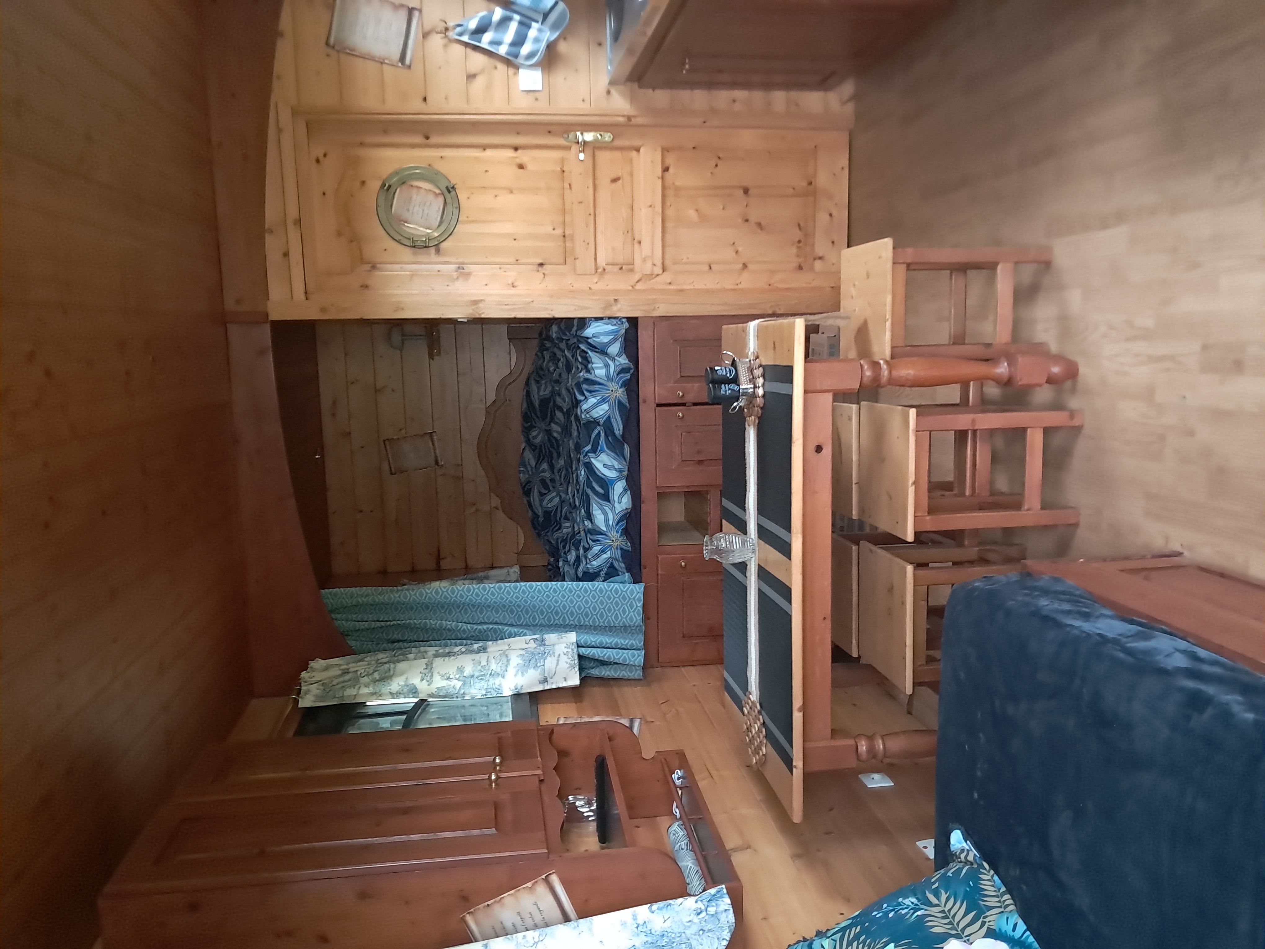 La Poète "La Muse" — Roulotte avec spa privatif en Dordogne à Coursac — vue intérieure